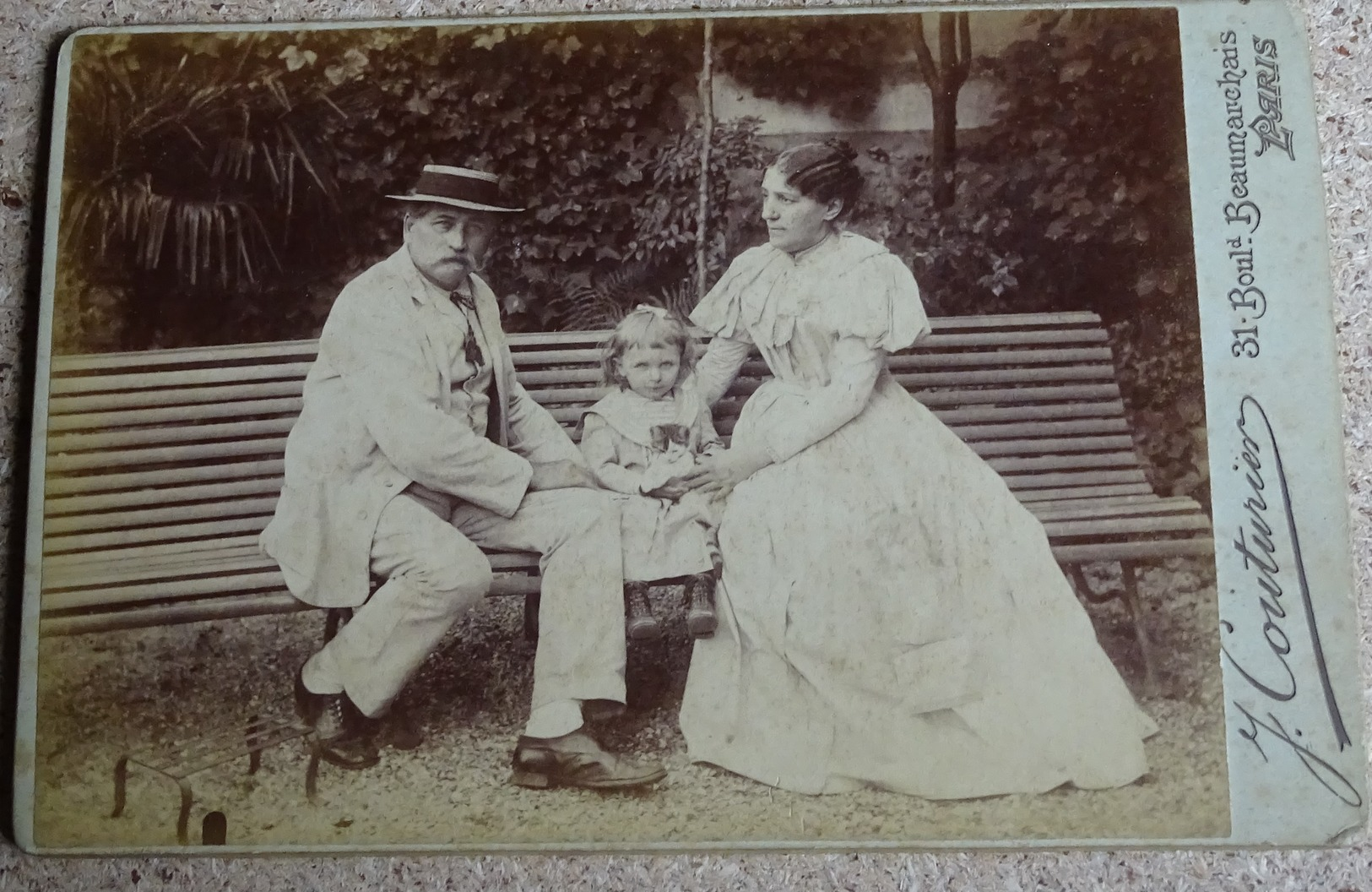 Photo Originale - CDV -couple Et Enfant Au Jardin - Photo - J Couturier - Bd Beaumarchais - Paris - Unclassified