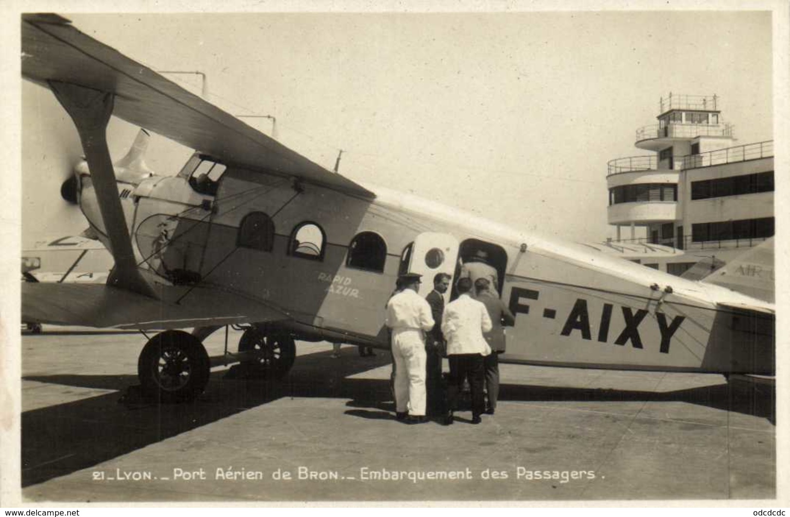 LYON  Port Aérien De Bron Embarquement Des Passagers RV - Aérodromes