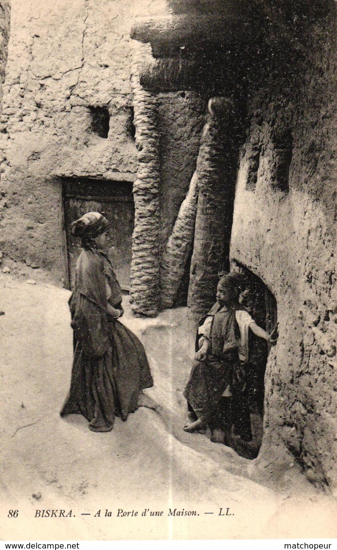 ALGERIE - BISKRA - A LA PORTE D'UNE MAISON - Biskra