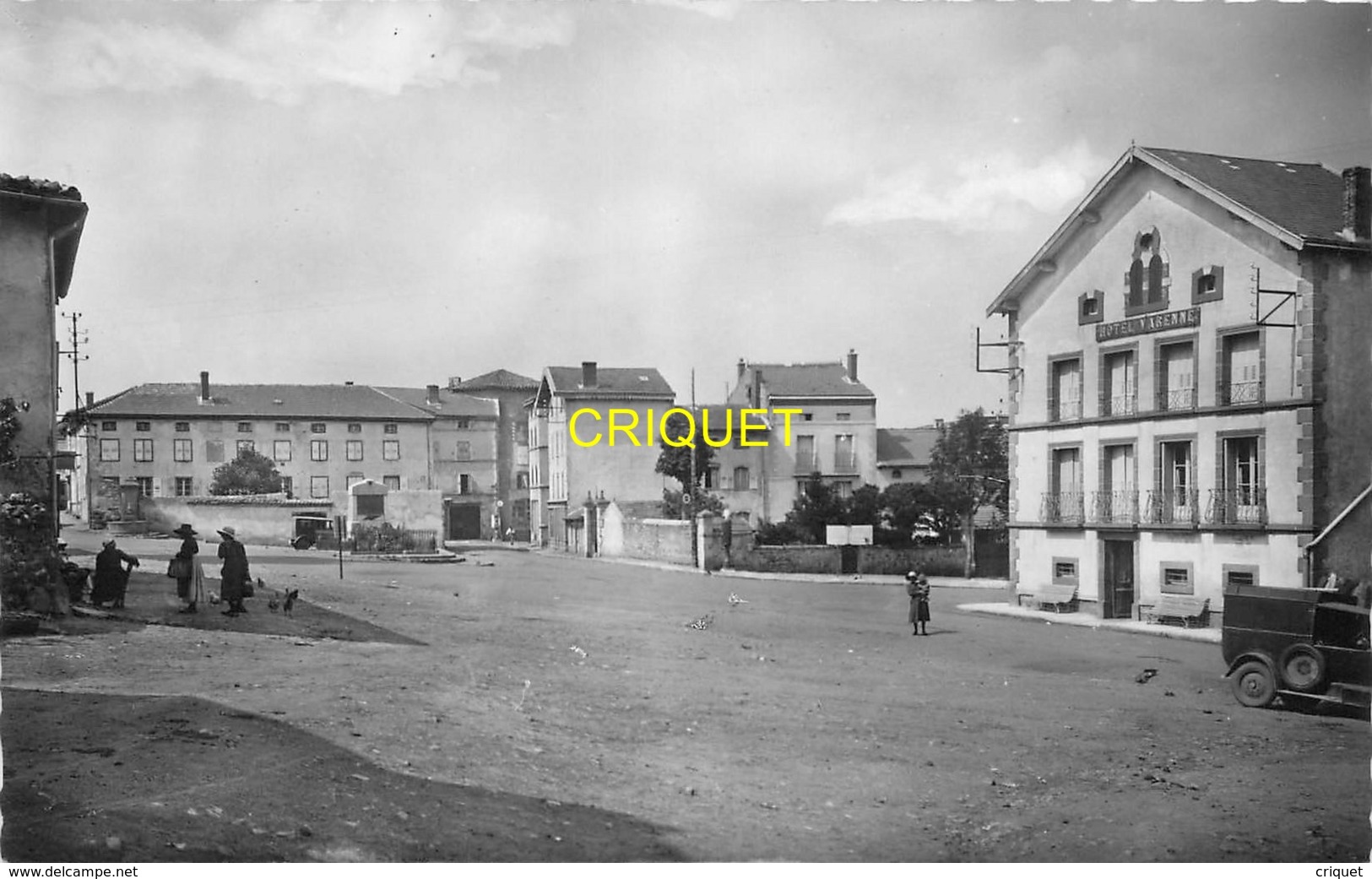 43 Loudes, Grande Place Et Hotel Varenne, Vieil Utilitaire... - Loudes