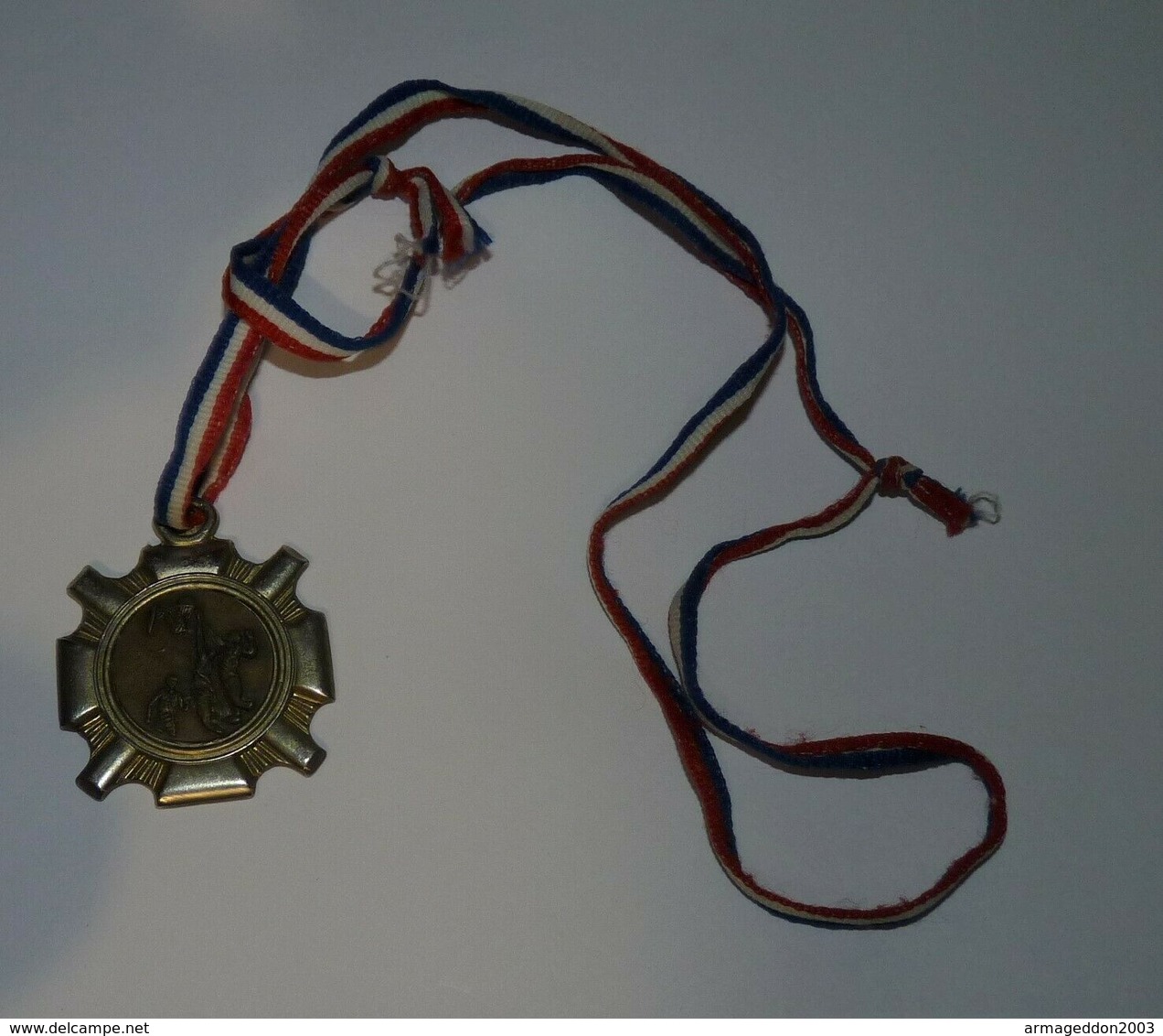 BELLE MEDAILLE BASKET BALL 4 X 4 CM - Habillement, Souvenirs & Autres