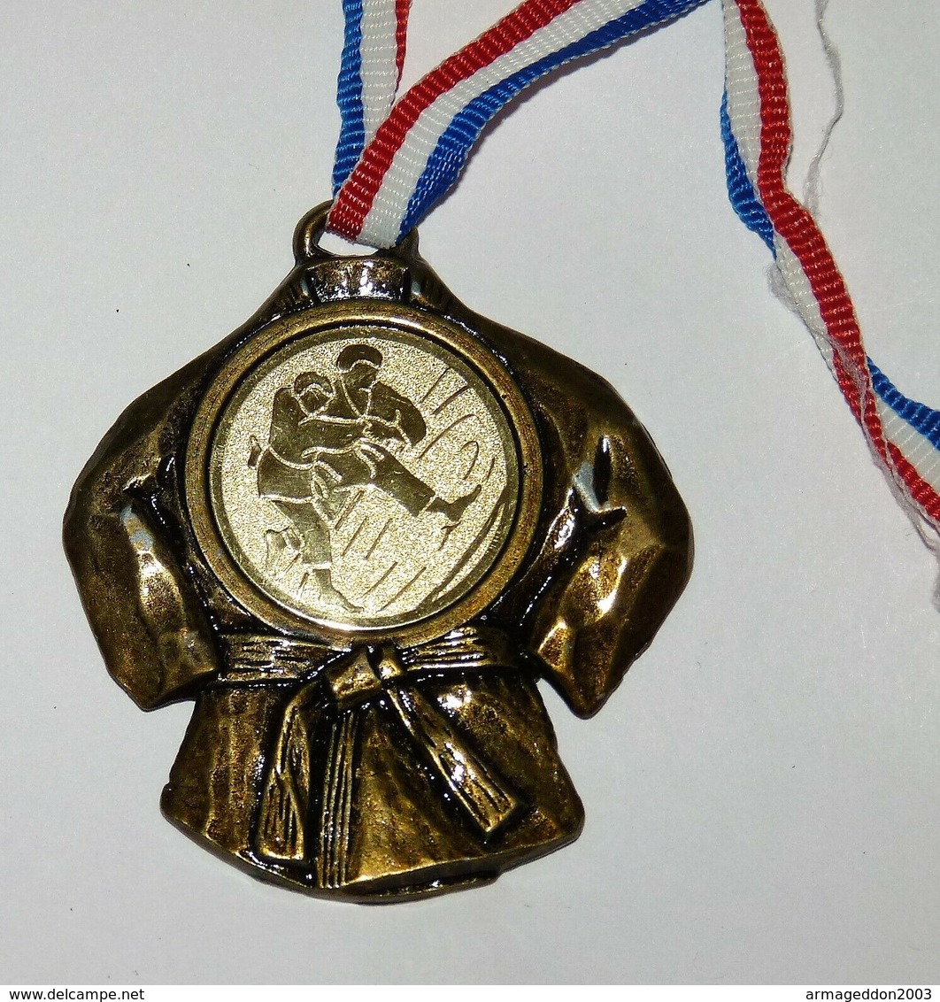 BELLE GROSSE MEDAILLE Art Martial JUDO KIMONO 5.6 X 5 CM - Kampfsport