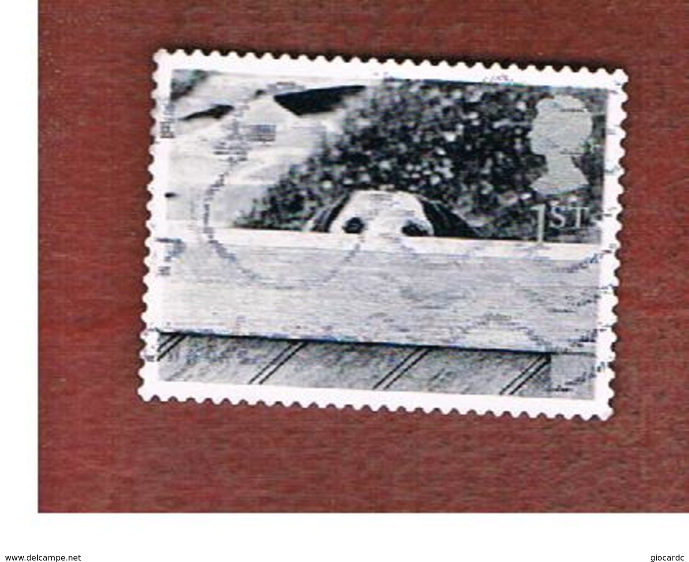 GRAN BRETAGNA.GREAT BRITAIN -  SG 2194  -  2001 CATS & DOGS: DOG BEHIND FENCE    - USED - Usati