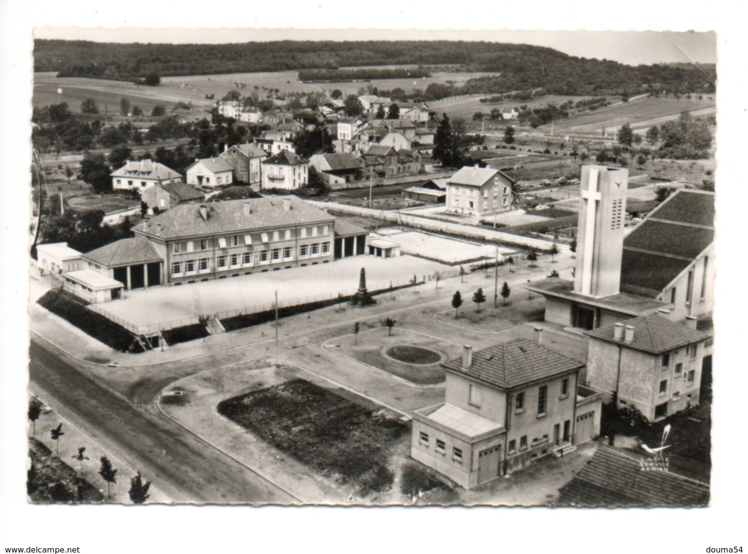 AZERAILLES (54) - L'Eglise Et Les Ecoles - Autres & Non Classés