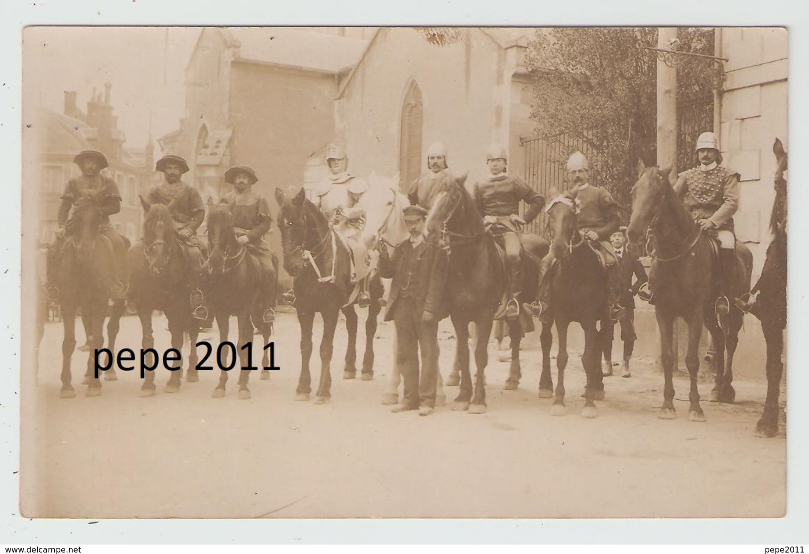 Carte Photo 58 Saint PIERRE Le MOUTIER - Cavalcade 1909 - Cavaliers Costumés (pourpoints, Armures) Devant L'Eglise - Saint Pierre Le Moutier