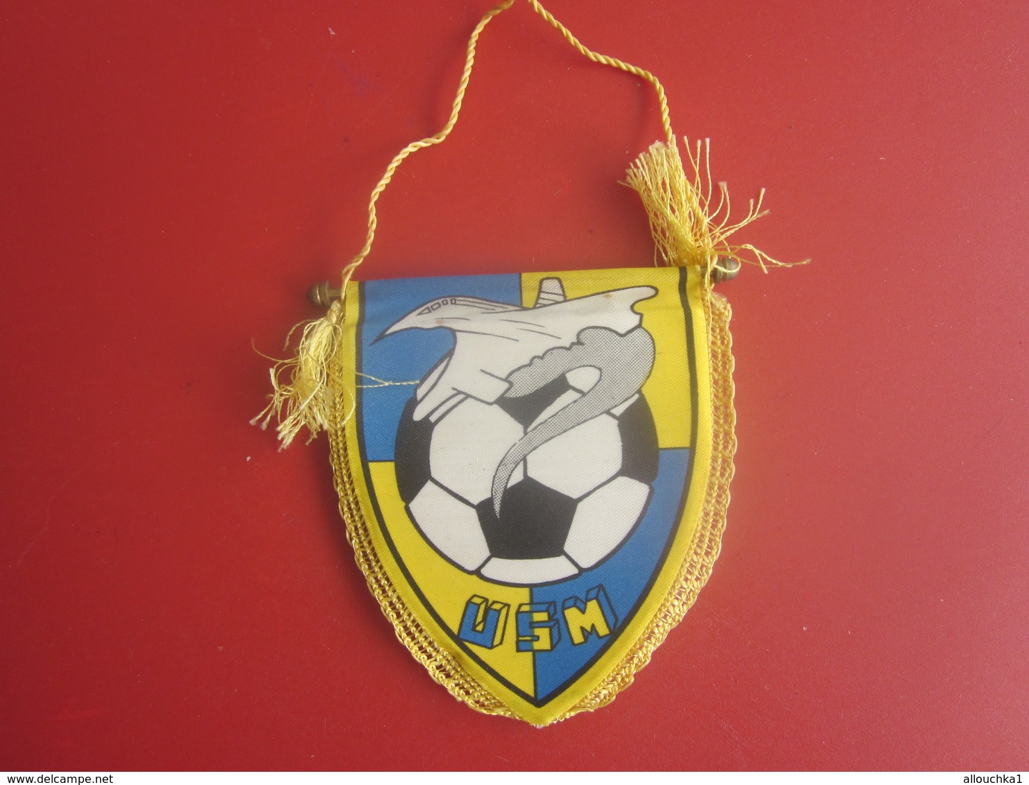 UNION SPORTIVE DE MARIGNANE  FANION CLUB DE FOOT --Sports  Football  Habillement, Souvenir & Logo - Apparel, Souvenirs & Other