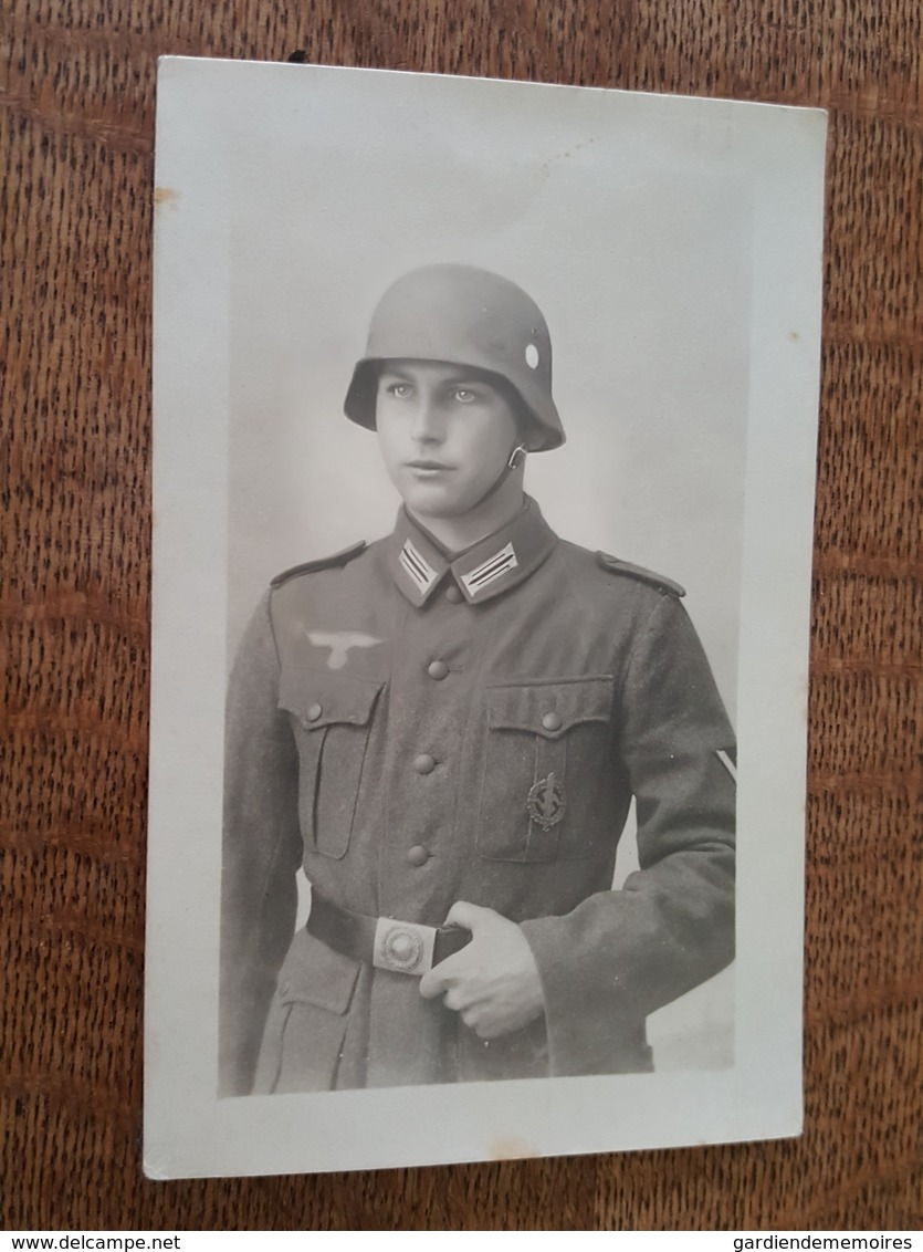 Carte Photo - Soldat Allemand Insigne Nazi Traversé Par Une épée? Divers Autres Dont Aigle, Casque, Uniforme 1942 - Guerre 1939-45