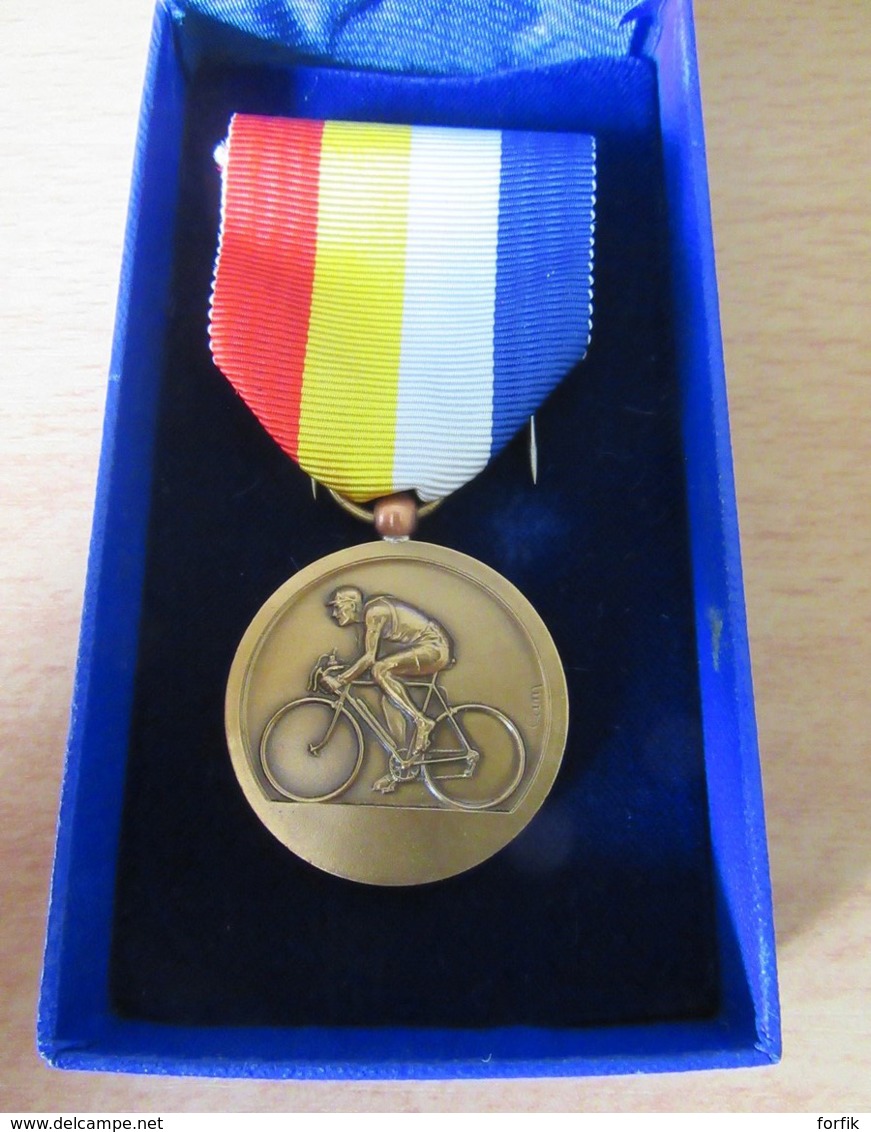 Cyclisme - Médaille De La Reconnaissance - F.F.C Comité Poitou Charente - Bronze - Signée CAM. - Superbe - Cycling