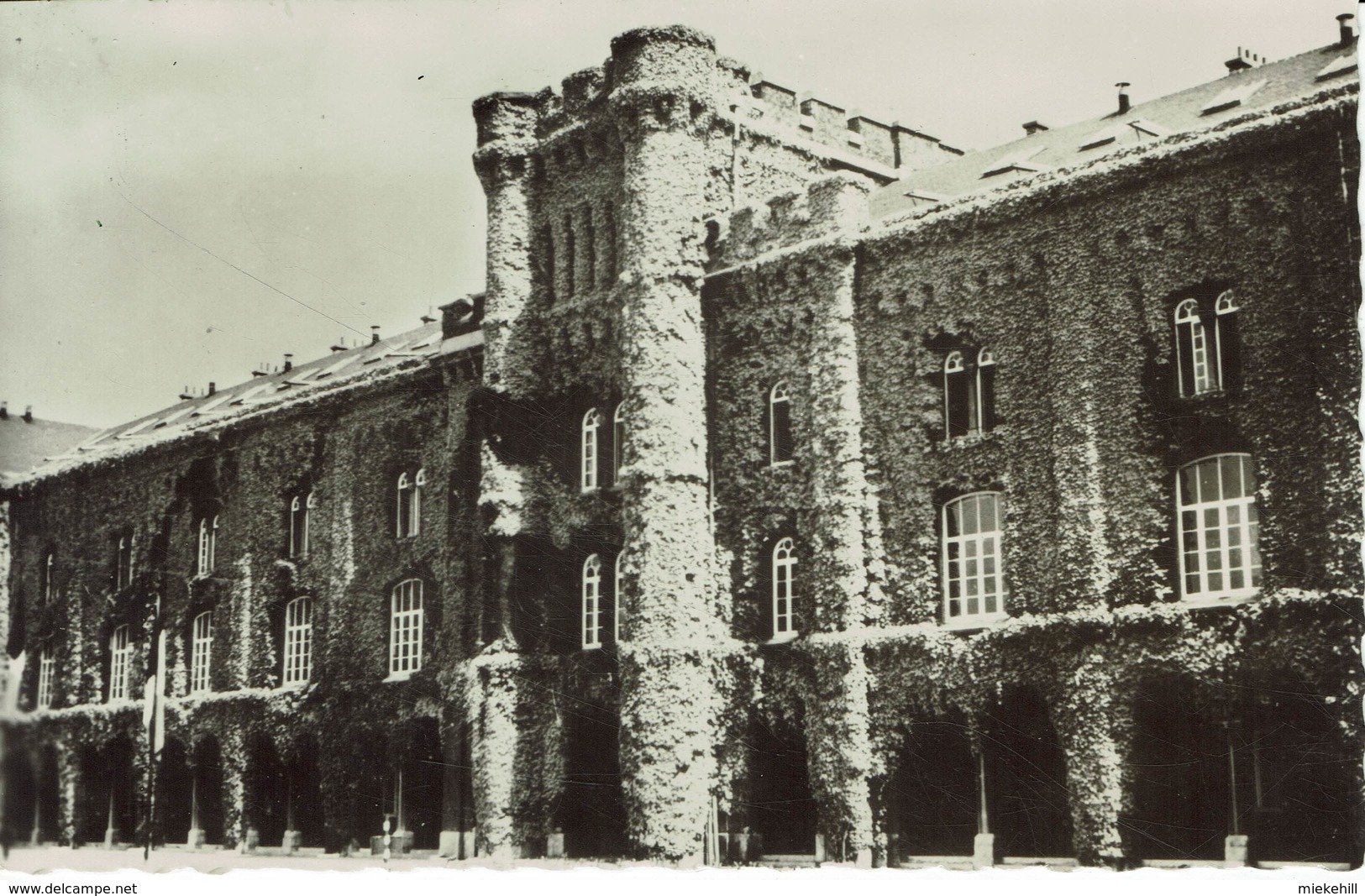 BRUXELLES-PETIT CHATEAU-ANCIENNE CASERNE MILITAIRE - Bauwerke, Gebäude