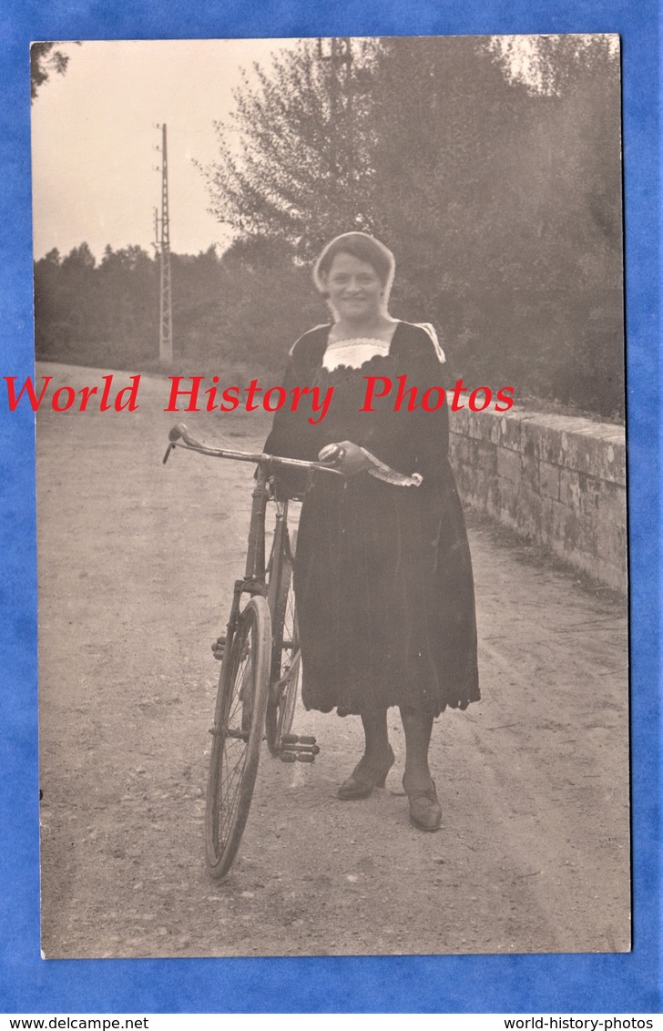 CPA Photo - à Situer - BRETAGNE - Portrait D'une Femme à Vélo , Avec Coiffe & Costume - Folklore Breton - Costumes