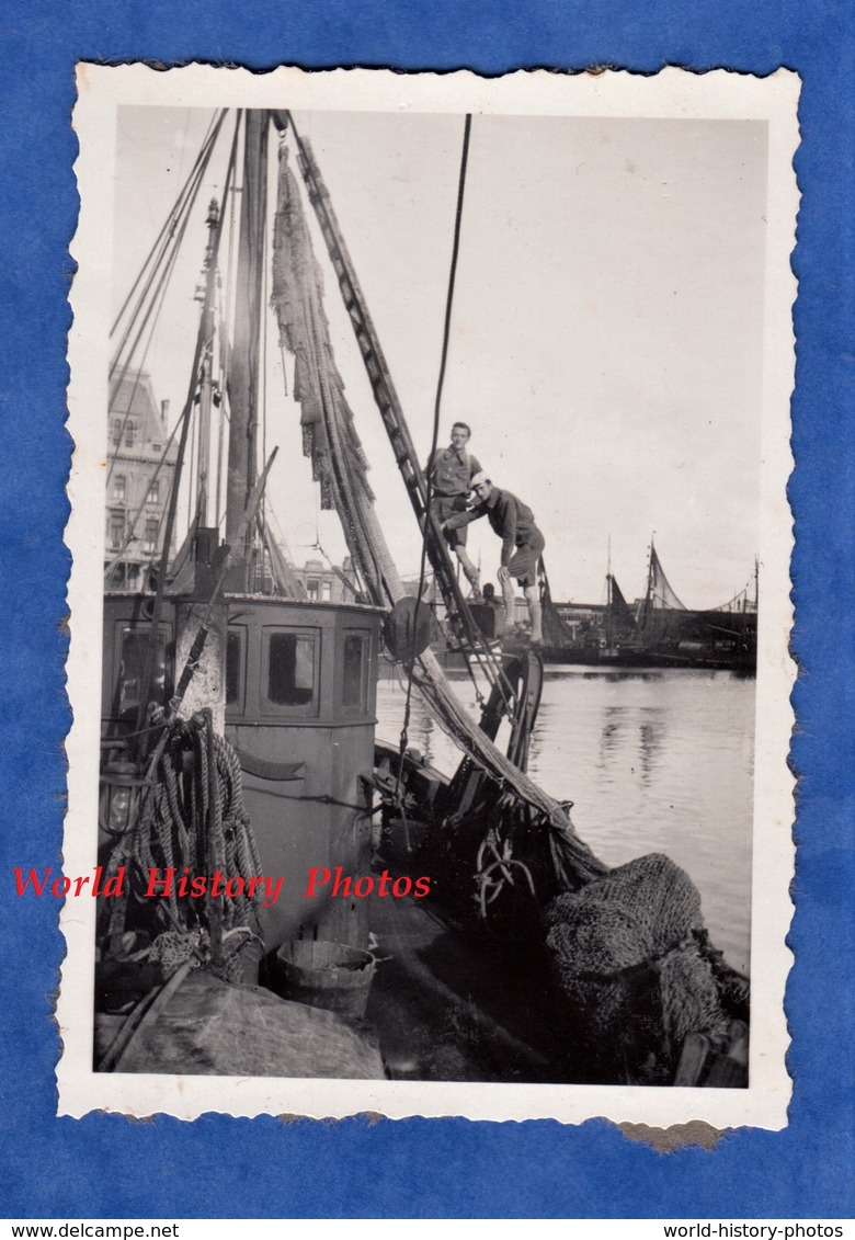 Photo Ancienne Snapshot - Port à Situer - Portrait De Jeune Homme Surun Bateau Boat Pêche - Nord ? Calais ? - Bateaux