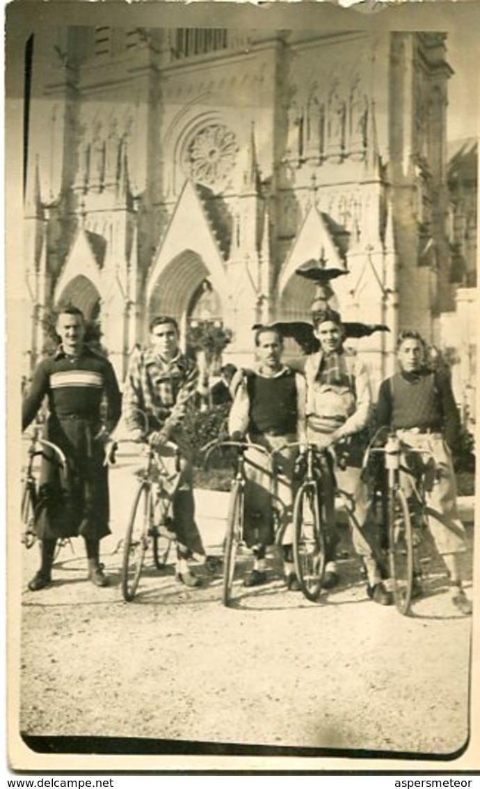 HOMBRES EN BICICLETAS RENTE A LA BASILICA DE LUJAN. ARGENTINA CIRCA 1940's POSTAL POSTALE NON CIRCULE - LILHU - Argentina