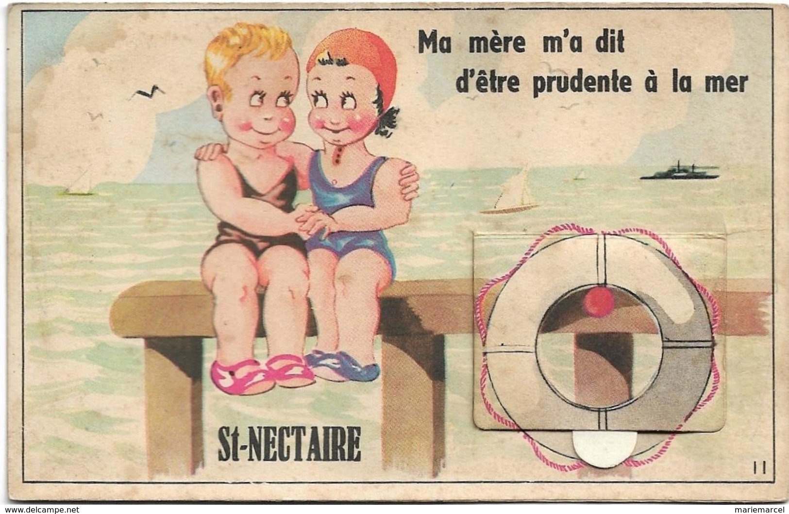 D63 - SYSTEME-MA MERE M'A DIT D'ÊTRE PRUDENTE A LA MER-ST NECTAIRE-Couple Assis Sur Un Ponton-Bouée-Bateau-Voiliers - A Systèmes