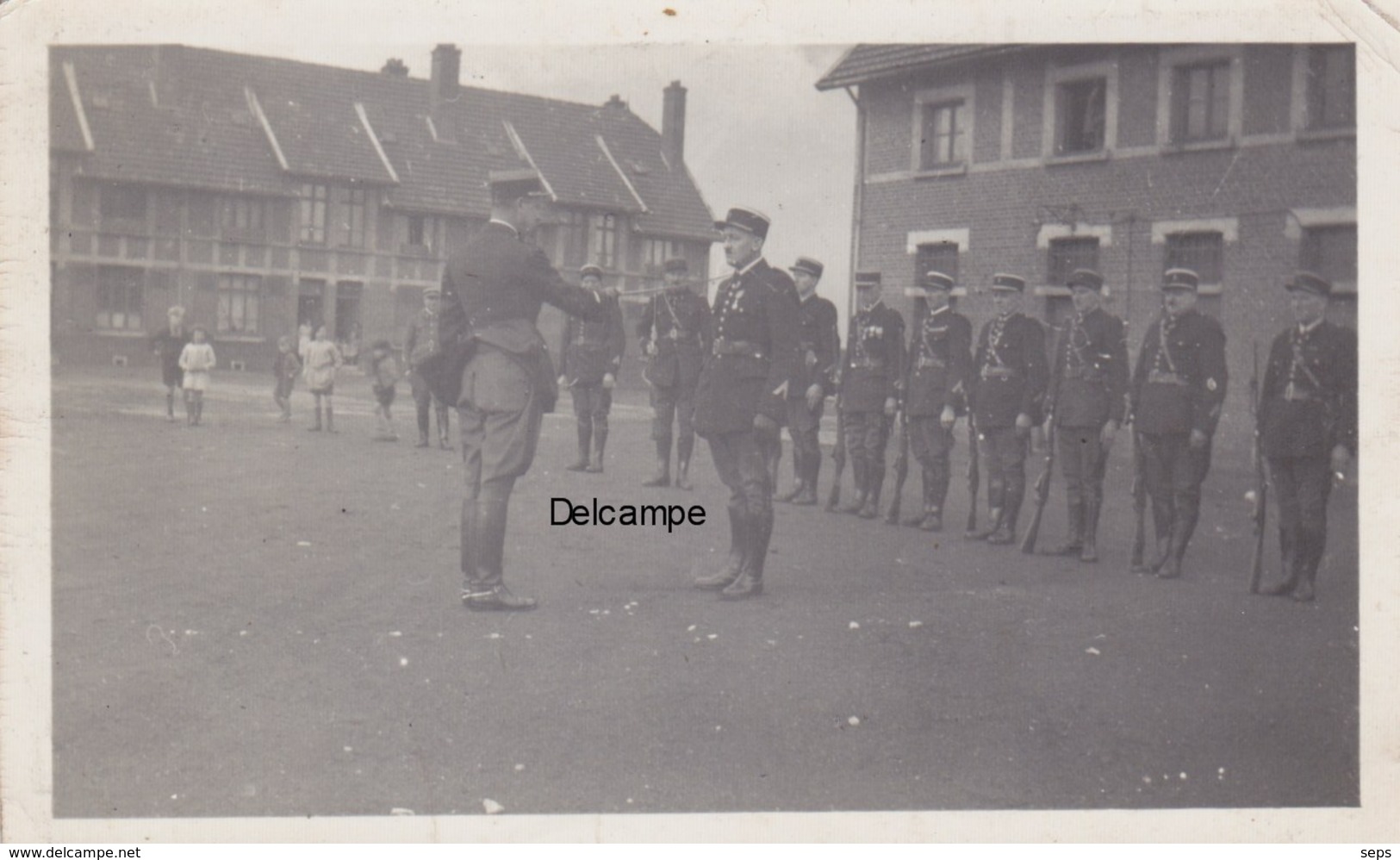 Lot De 2 Photos  : Remise Décoration à Un Gendarme Du Nord - 1920/1930 - Guerre, Militaire