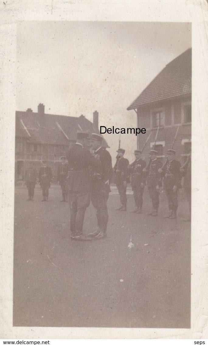 Lot De 2 Photos  : Remise Décoration à Un Gendarme Du Nord - 1920/1930 - Guerre, Militaire