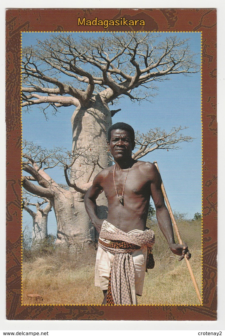 Collection Visages De Madagascar N°108 Madagasikara Homme Devant Bel Arbre - Madagascar