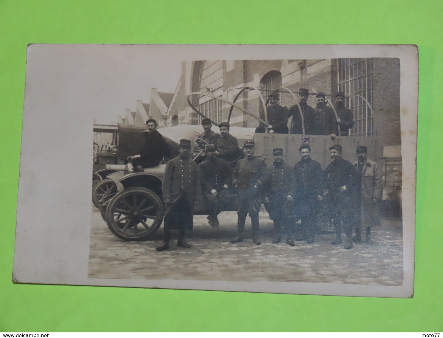 PHOTO Carte Postale Vers 1914 - 19 ème Esc. Train E.M - Tenues Vestimentaires Armée Guerre - CAMION Auto Voiture  / 56 - Automobiles
