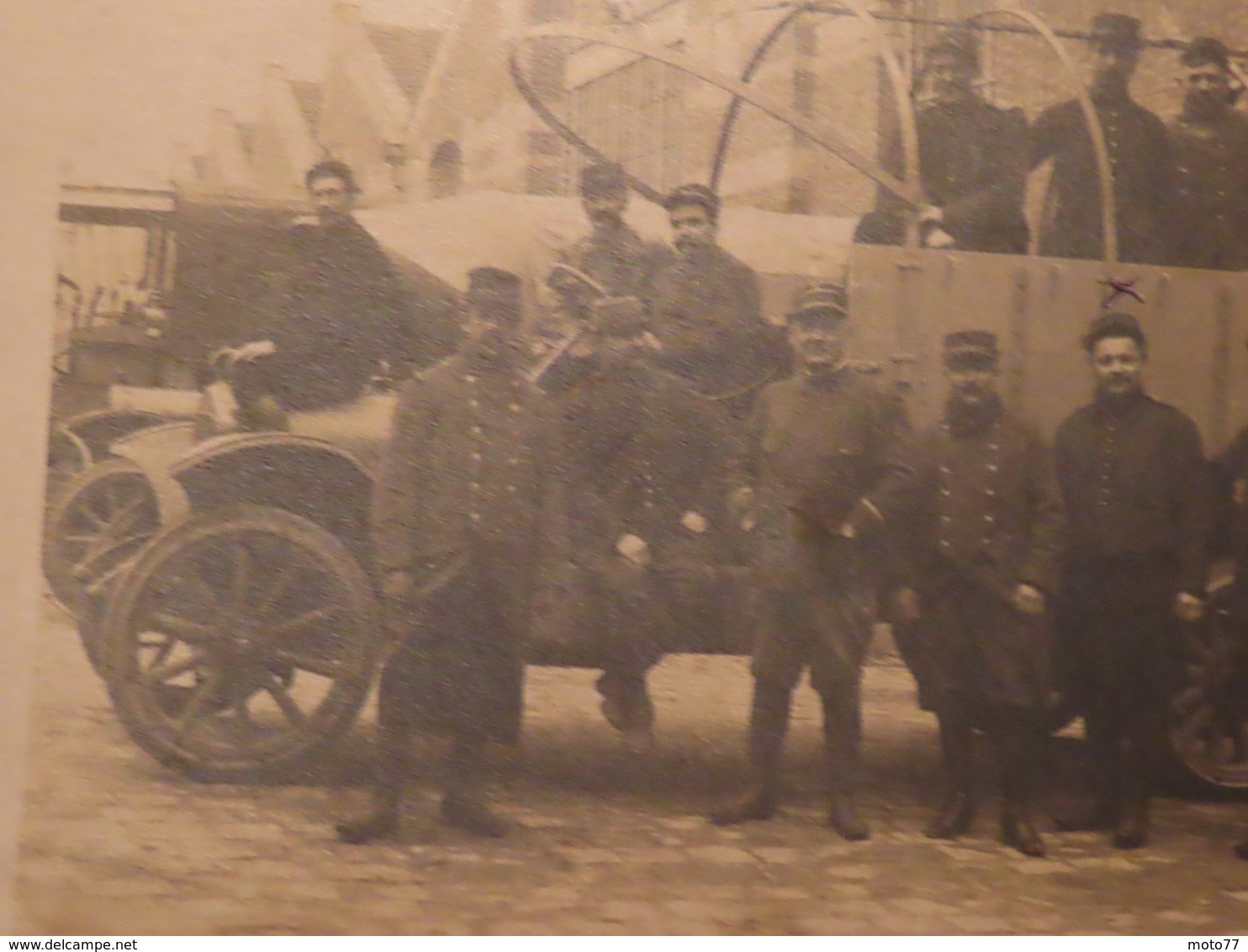 PHOTO Carte Postale Vers 1914 - 19 ème Esc. Train E.M - Tenues Vestimentaires Armée Guerre - CAMION Auto Voiture  / 56 - Automobiles