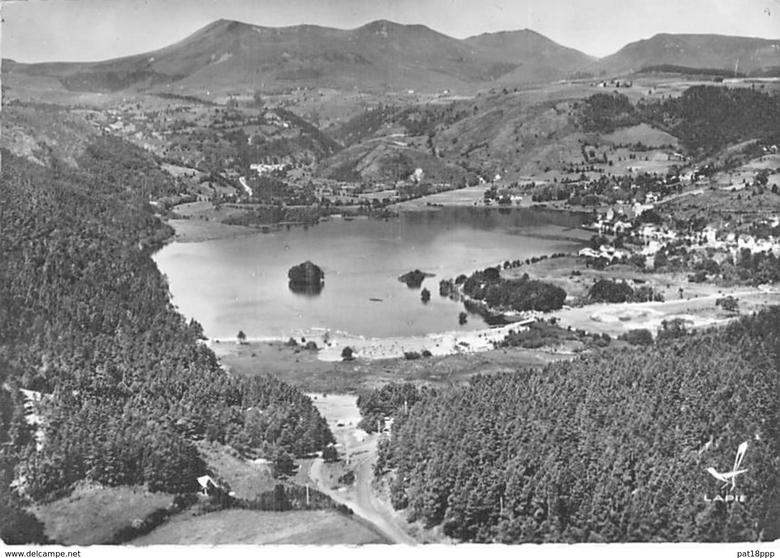 63 - LAC CHAMBON : Vue Aérienne - CPSM Dentelée Noir Et Blanc Grand Format - Puy De Dôme - Autres & Non Classés