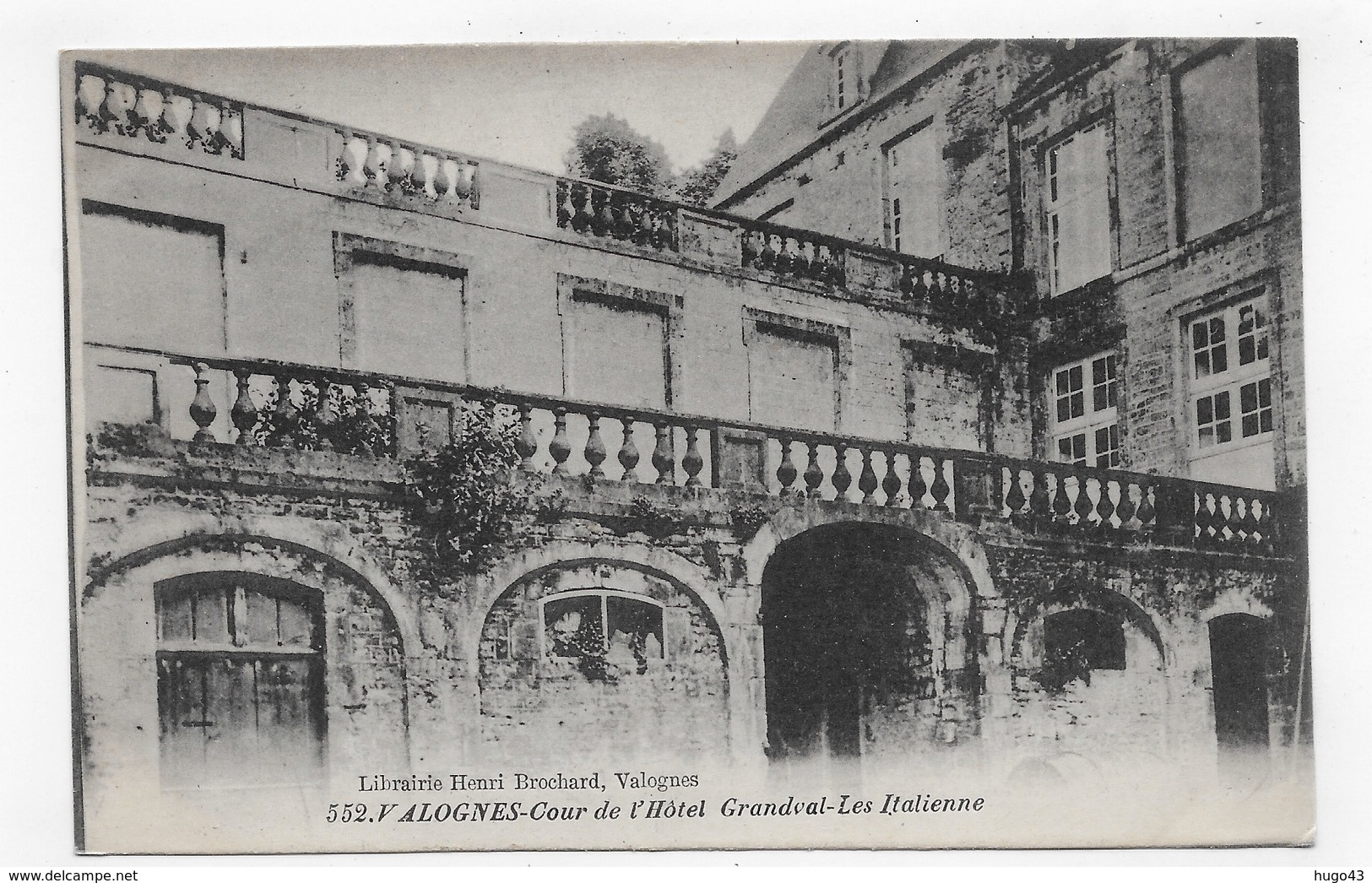 VALOGNES - N° 552 - COUR DE L' HOTEL GRANDVAL LES ITALIENNES - CPA NON VOYAGEE - Valognes