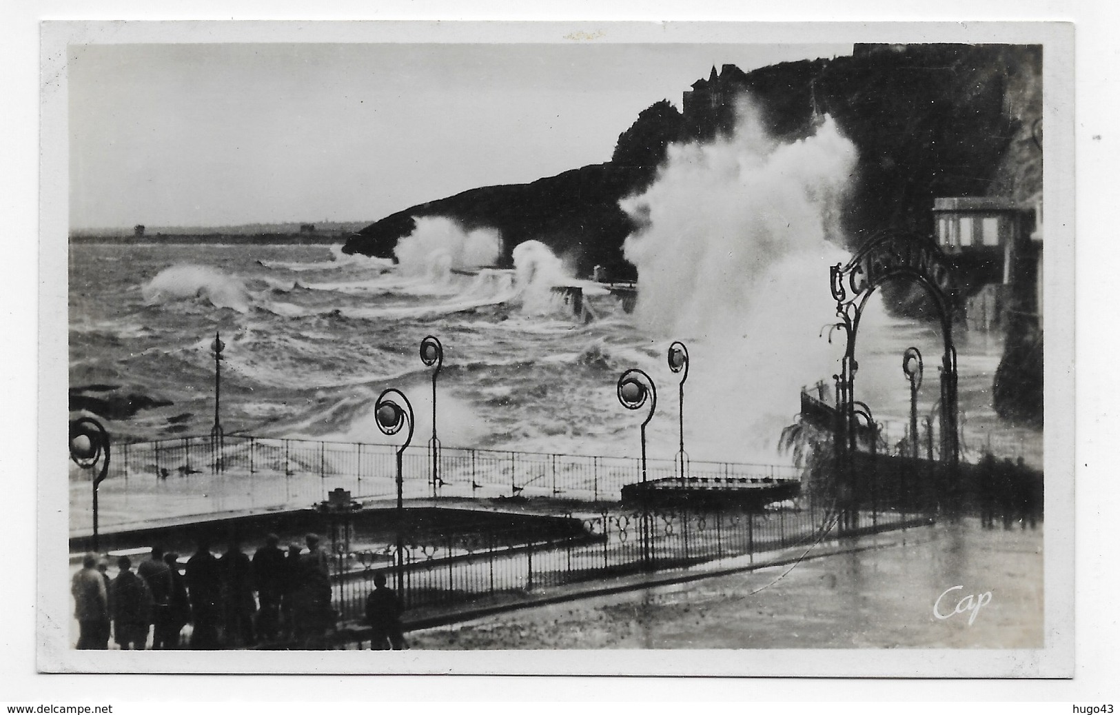 GRANVILLE - N° 235 - EFFET DE VAGUES SUR LA DIGUE - FORMAT CPA NON VOYAGEE - Granville