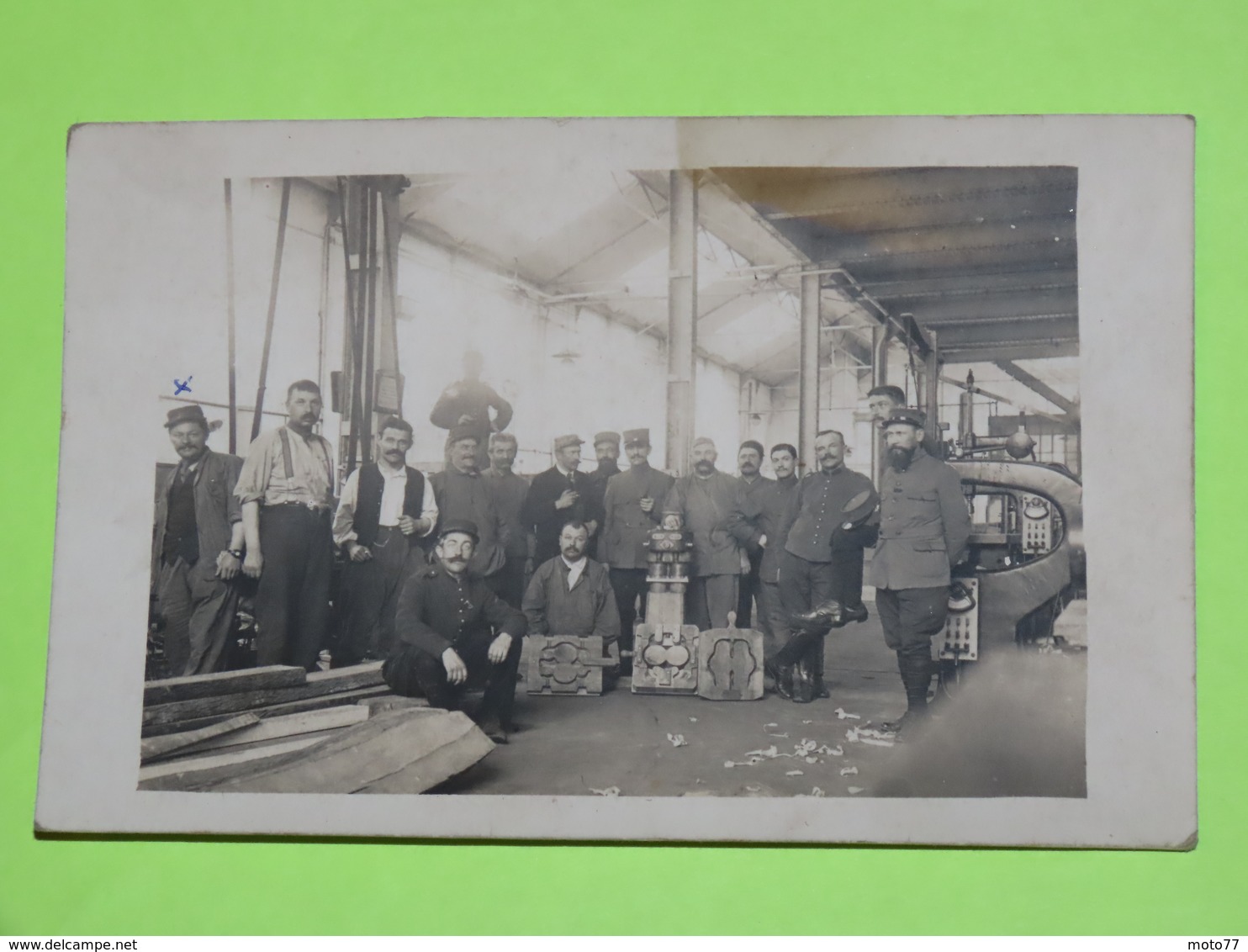 PHOTO Carte Postale Vers 1914 - 19 ème Esc. Train E.M - Tenues Vestimentaires Armée Guerre - Usine Fonderie / 59 - Automobiles