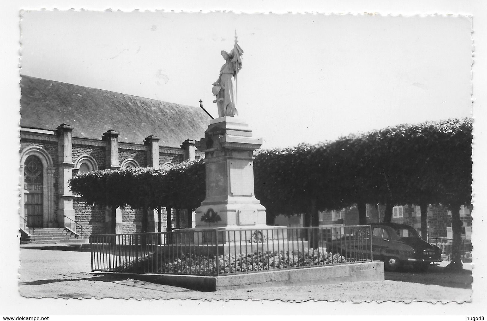 BREHAL - N° 1.932 - LE MONUMENT AUX MORTS AVEC VIEILLE VOITURE - FORMAT CPA NON VOYAGEE - Brehal