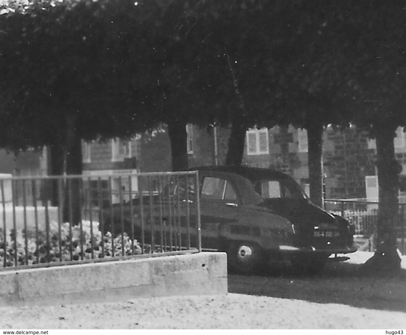 BREHAL - N° 1.932 - LE MONUMENT AUX MORTS AVEC VIEILLE VOITURE - FORMAT CPA NON VOYAGEE - Brehal