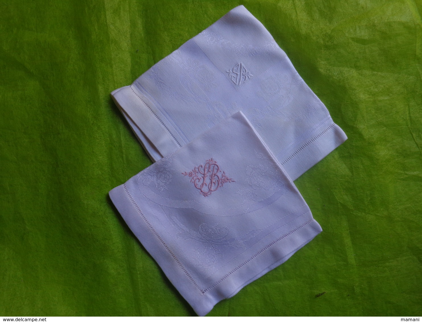 lot de vetements  vintage -retro-jupe nylon-jupon pour folklore-chemisier -serviette monogramme SB
