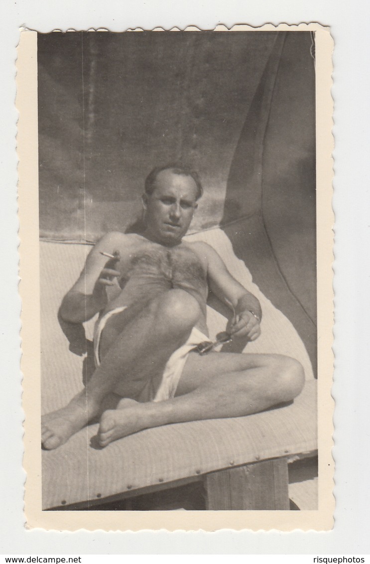 #23696 Vintage Orig Photo Good Looking Man Relaxing Sunbathing With Cigarette - Personnes Anonymes