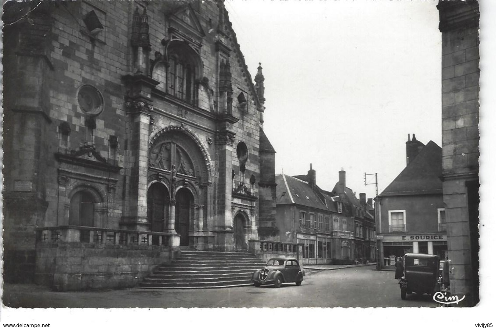 72 - SAINT CALAIS - Belle Vue Animée De La Place Du Cardinal Dubois ( Vieilles Voitures , Magasin E.Sourice ) - Saint Calais