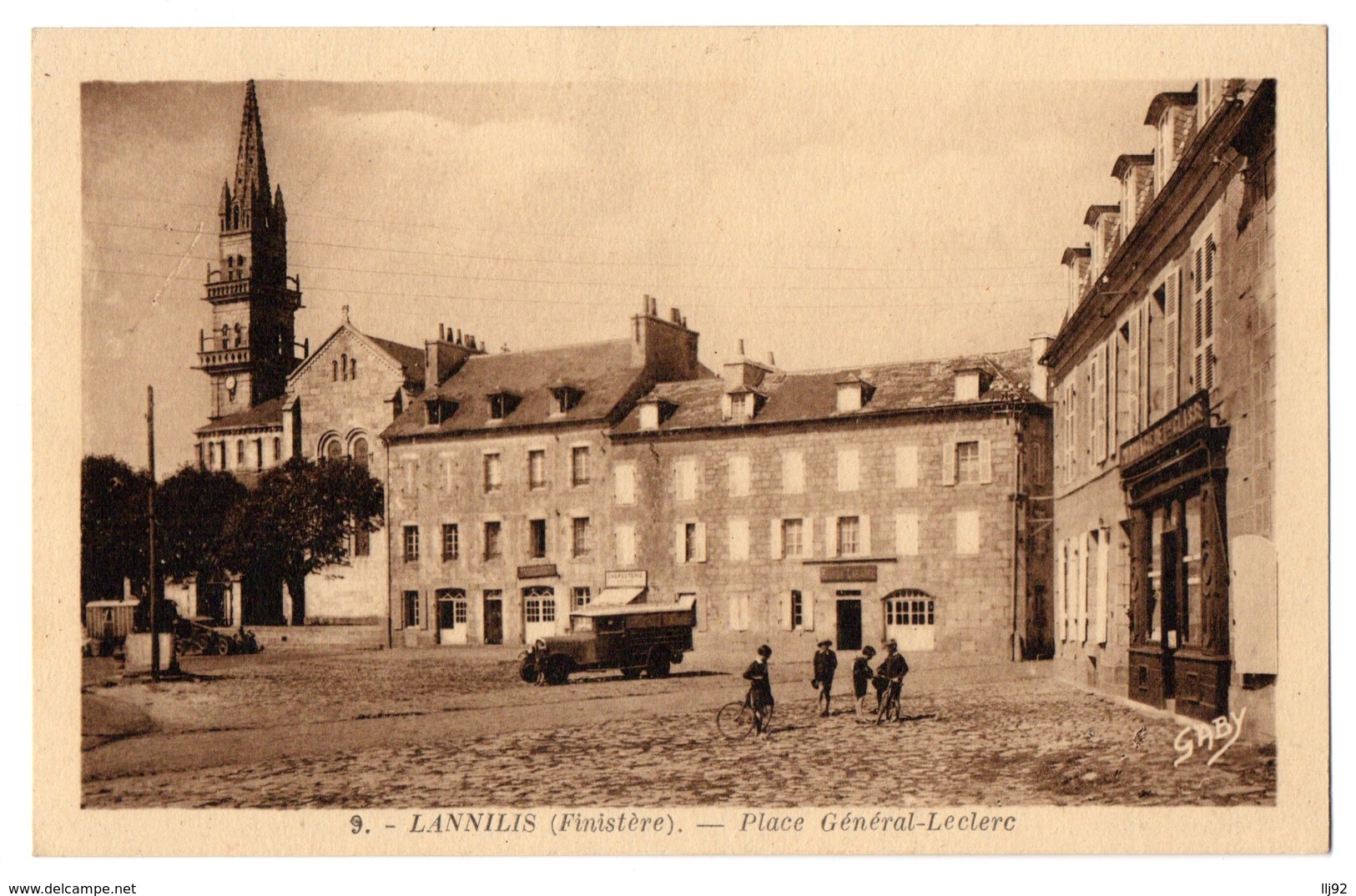 CPA 29 - LANNILIS (Finistère) - 9. Place Général Leclerc (petite Animation) - Autres & Non Classés