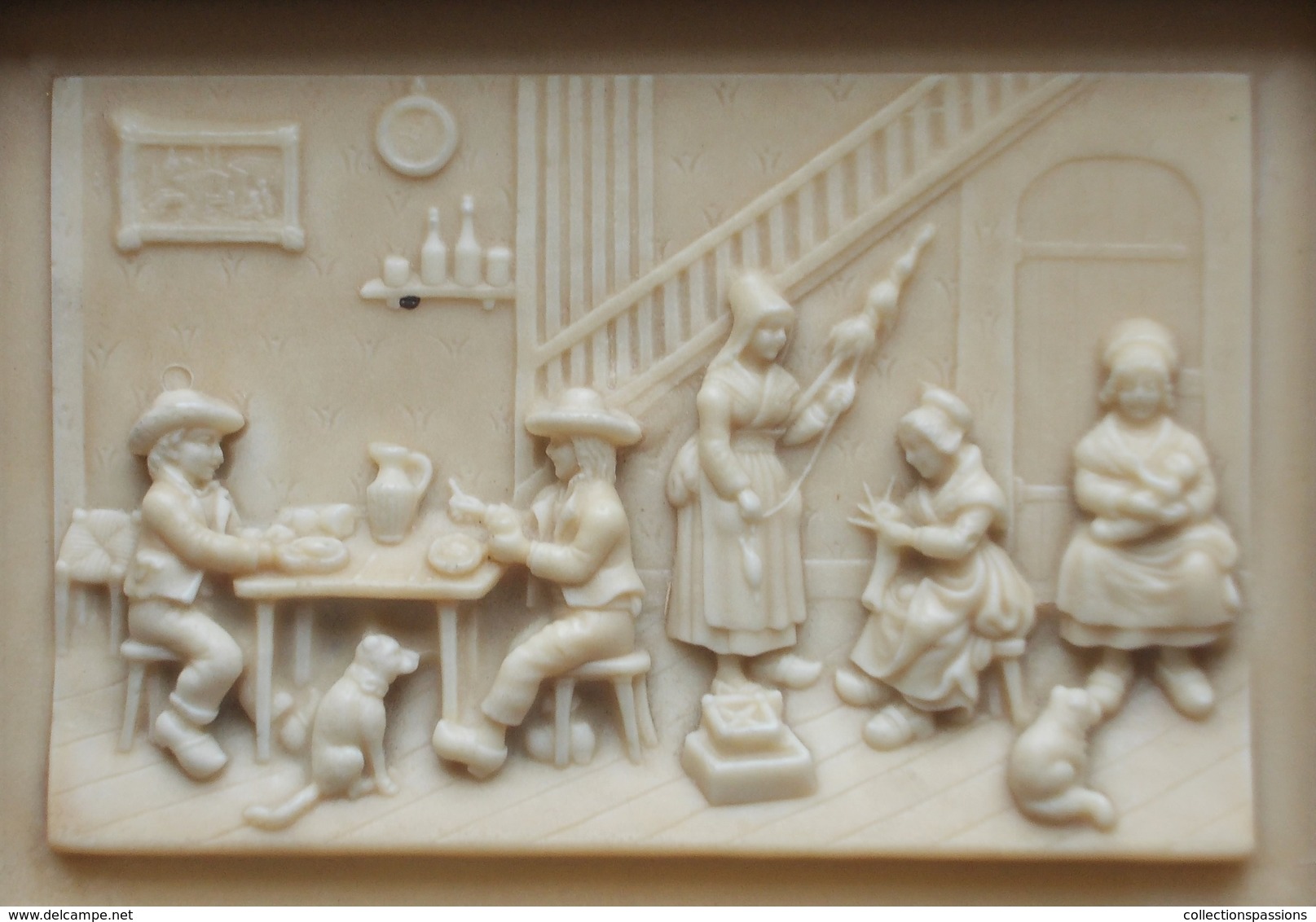 - Ancien Tableau. Bas Relief En Calcaire Pétrifié. Intérieur D'une Cuisine Campagnarde - - Autres & Non Classés