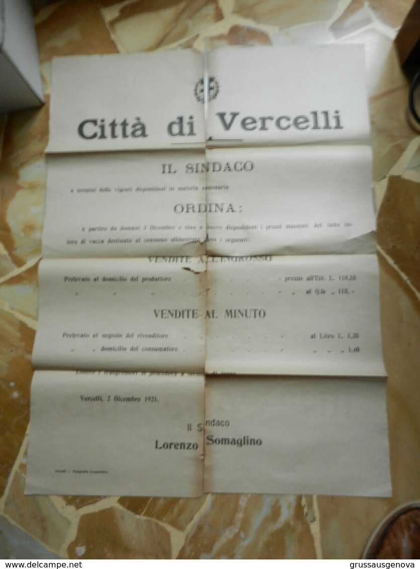 8g) CITTA' DI VERCELLI MANIFESTO SUI PREZZI DEL LATTE INGROSSO E MINUTO 1921 FORMATO 50 X 68,5 Cm STRAPPI NEI PUNTI DI P - Manifesti