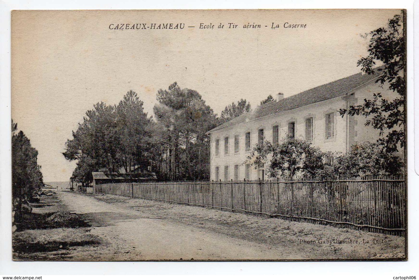 - CPA CAZEAUX-HAMEAU (33) - Ecole De Tir Aérien - La Caserne - Photo Gaby-Bessière - - Autres & Non Classés