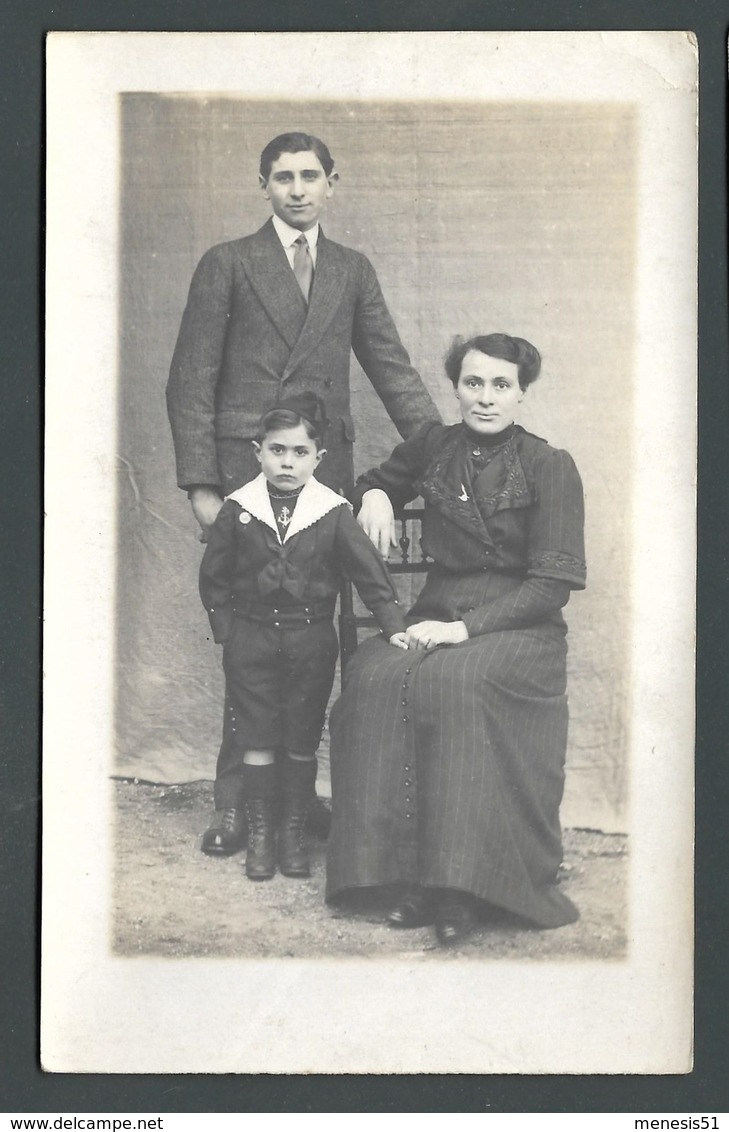 CPA Carte Photo Portrait De Famille Avec Petit Garçon En Habit De Marin Et Calot à Pompon Sur La Tête - A Identifier