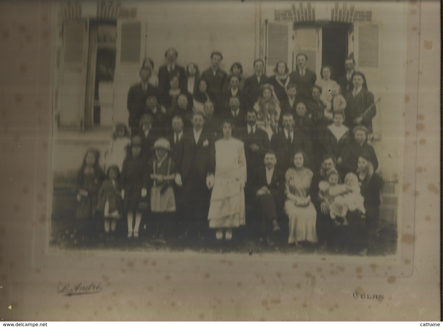 23 . CULAN . PHOTO ANCIENNE  DE MARIAGE  . STUDIO " LOUIS  ANDRE " . ( Dim Photo 24 X 17.5 Cm Sur Carton 27 X 35 Cm ) - Lieux