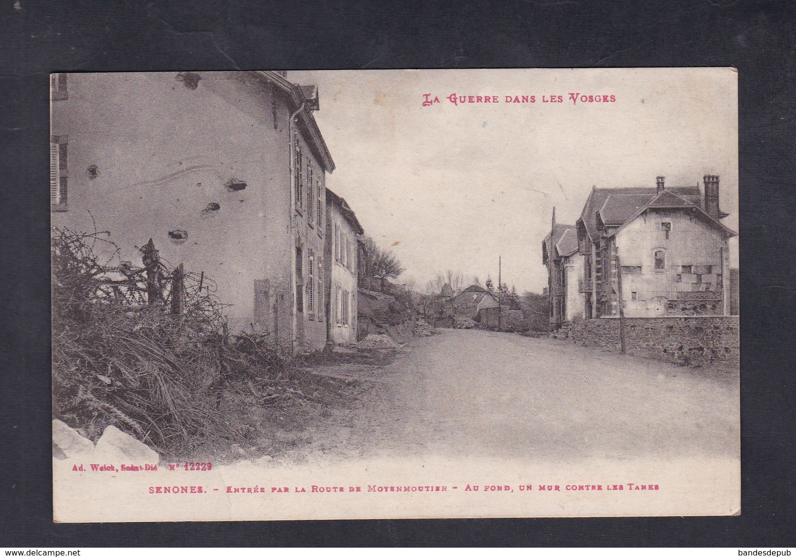 Senones (88) Entree Par La Route De Moyenmoutier - Au Fond Un Mur Contre Les Tanks (Ad. Weick) - Autres & Non Classés