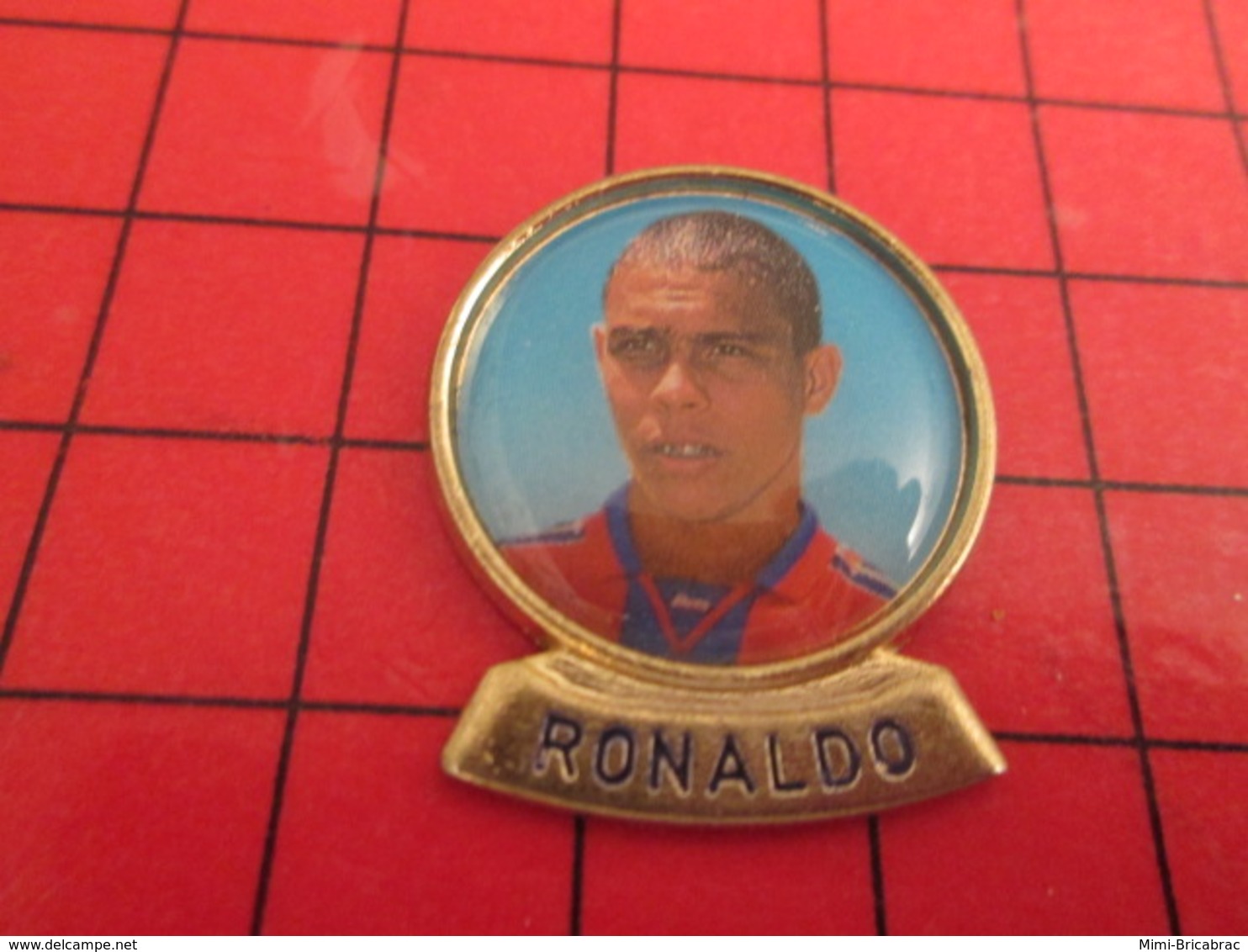 316A Pins Pin's  / Rare Et De Belle Qualité / THEME SPORTS : FOOTBALL JOUEUR RONALDO Alias Gronaldo Aujourd'hui - Football