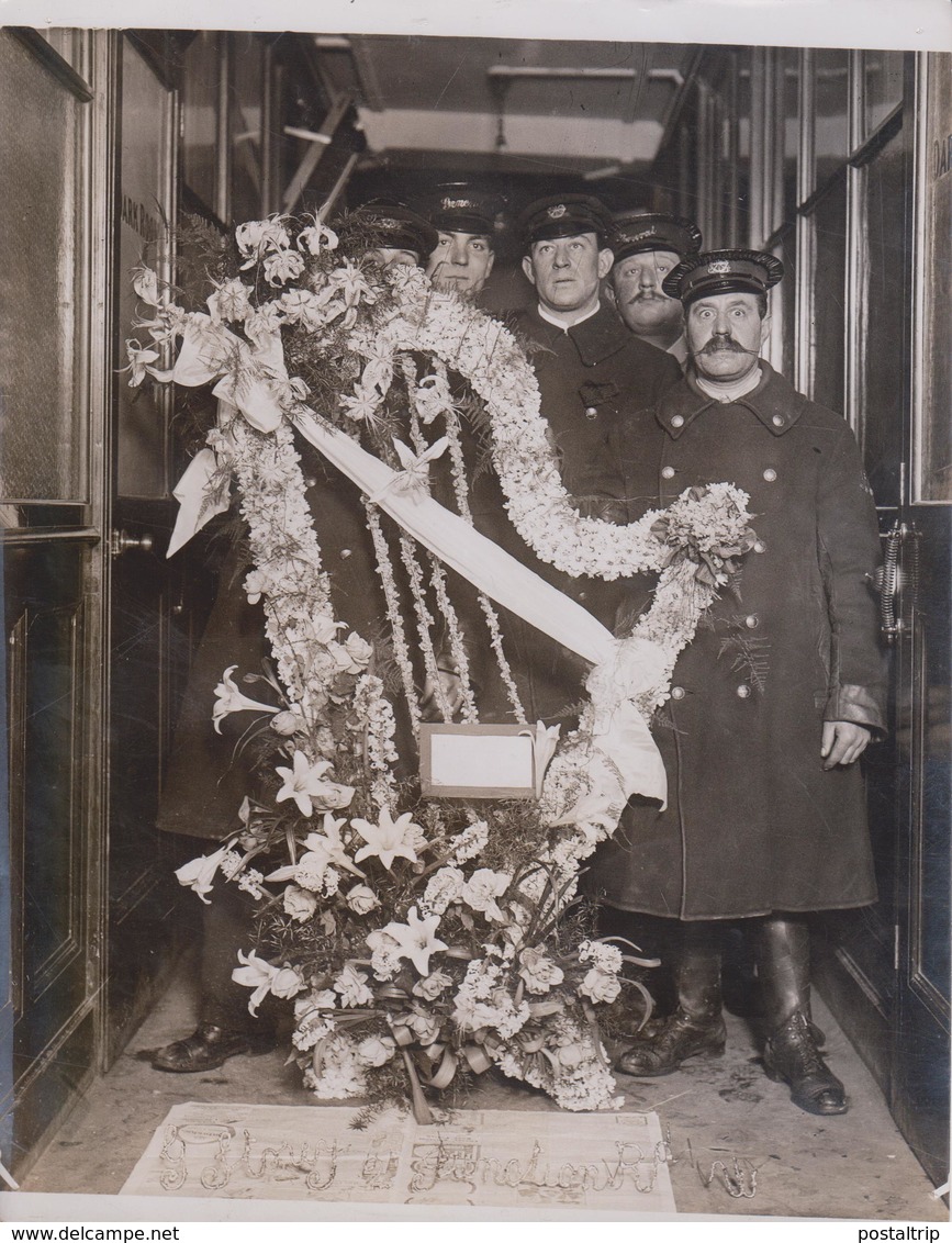 FUNERAL OF P C SMITH  LONDON GENERAL OMNIBUS COMPANY GARAGE AT WILLESDEN   Fonds Victor FORBIN (1864-1947) - Coches