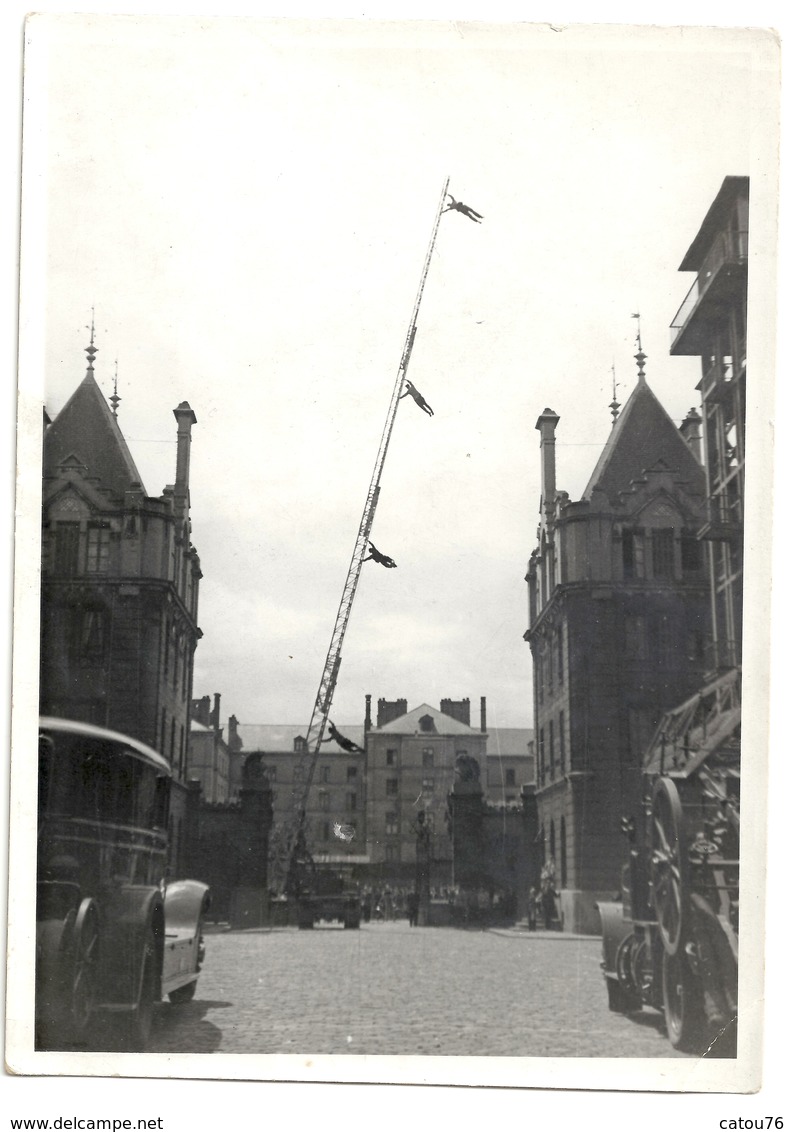 76 Le Havre Photo Caserne Pompiers Faisant De L'acrobatie Sur La Grande échelle - Unclassified