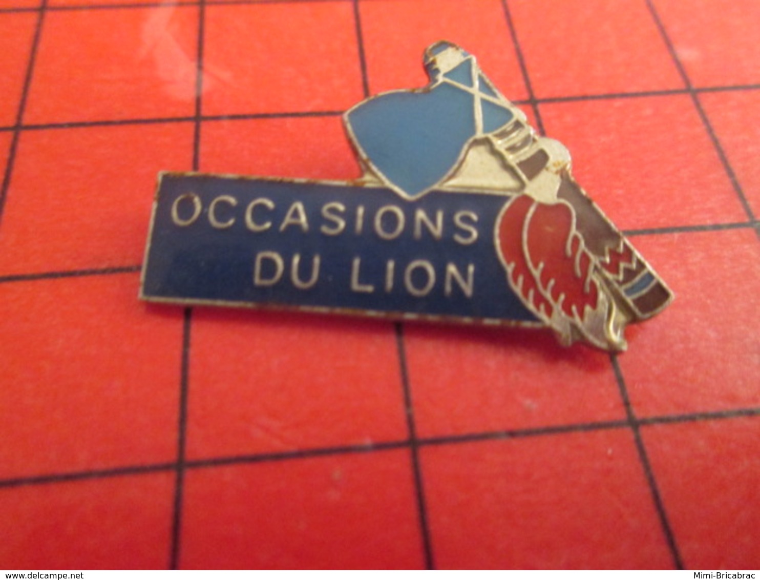 413c Pins Pin's  / Rare Et De Belle Qualité / THEME AUTOMOBILES : PEUGEOT OCCASIONS DU LION TOMAHAWK - Peugeot