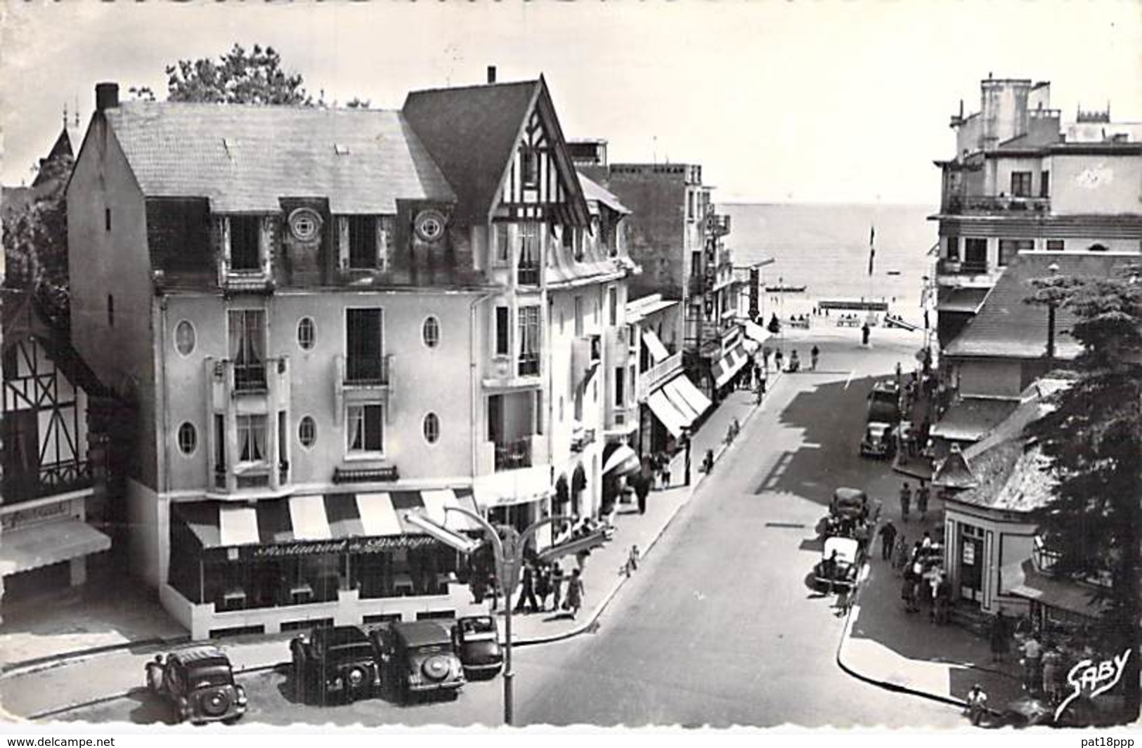 44 - LA BAULE : Place Du Gl Leclerc - Rue Du Gl De Gaulle - CPSM Dentelée Noir Blanc Format CPA - Loire Atlantique - La Baule-Escoublac