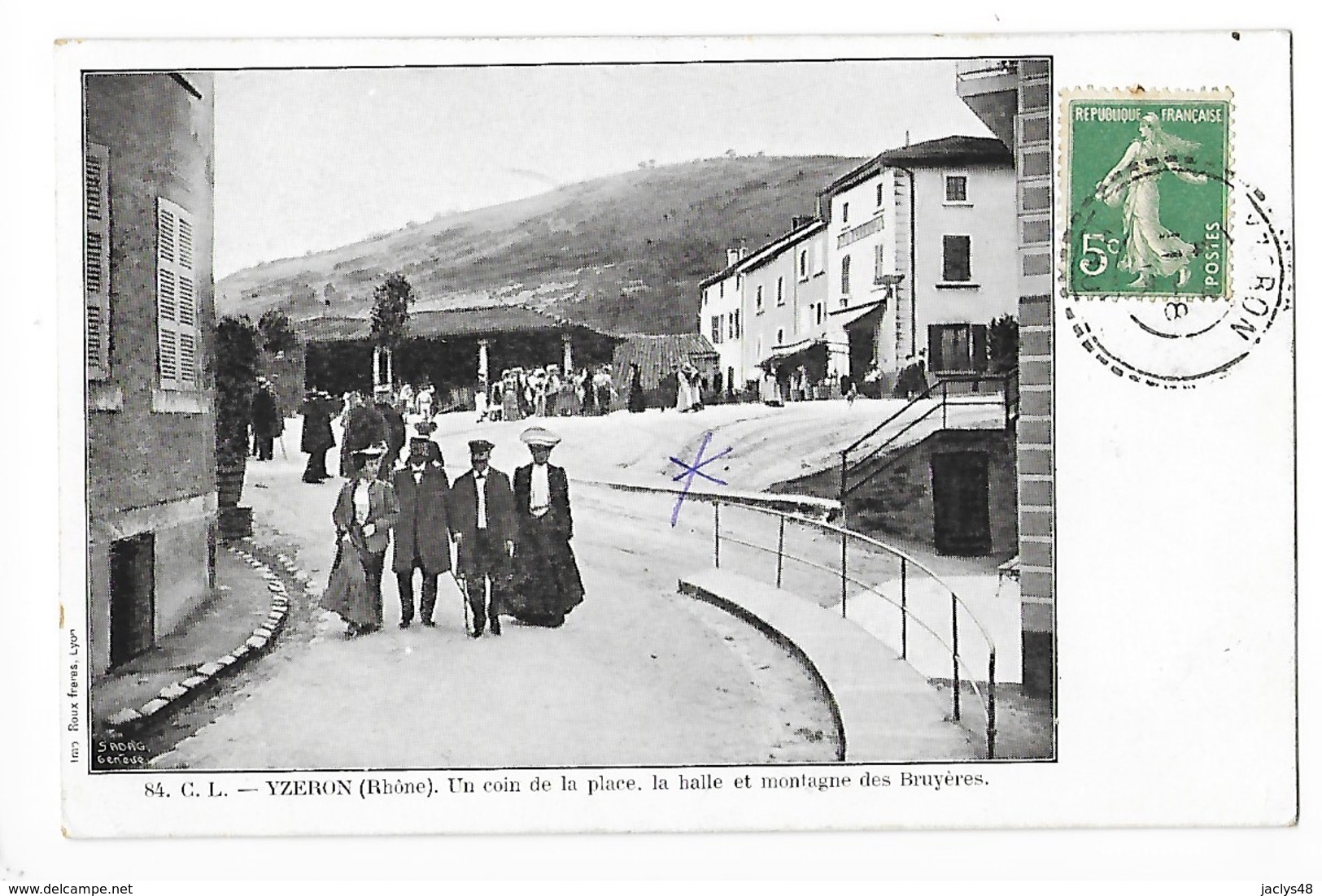 YZERON  (cpa 69)  Un Coin De La Place, La Halle Et La Montagne Des Bruyères   -  L 1 - Autres & Non Classés