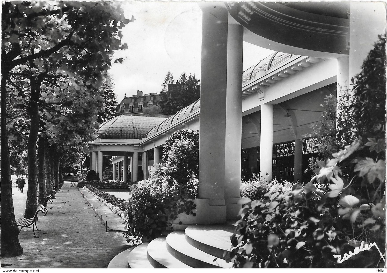 VITTEL - Dans Le Parc - Les Galeries - 1949 - Vittel