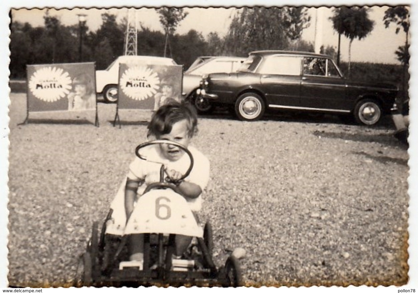 VECCHIA FOTOGRAFIA - OLD PHOTO - BAMBINA E AUTOMOBILI - Vedi Retro - Automobili