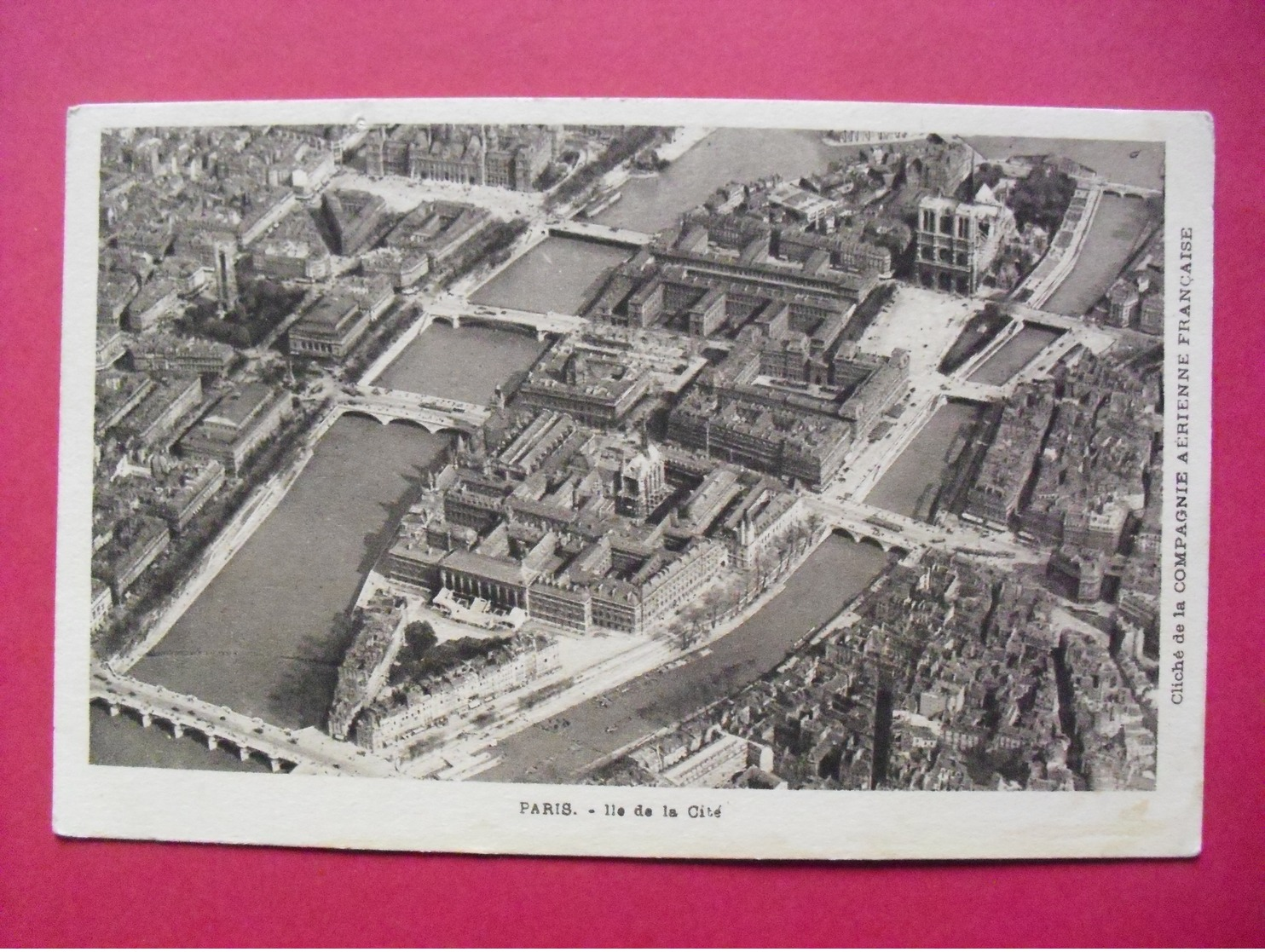 PARIS   -  Ile De La Cité  -  Vue Sur Notre-Dame. - Eglises