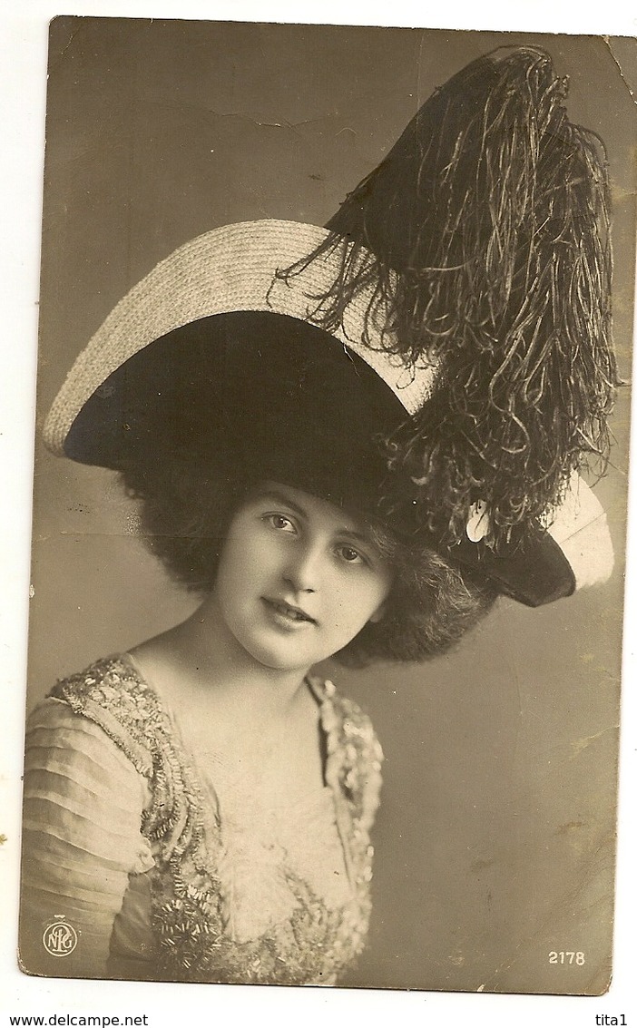 81 -  Jeune Dame Chapeau Extravagant - Mode
