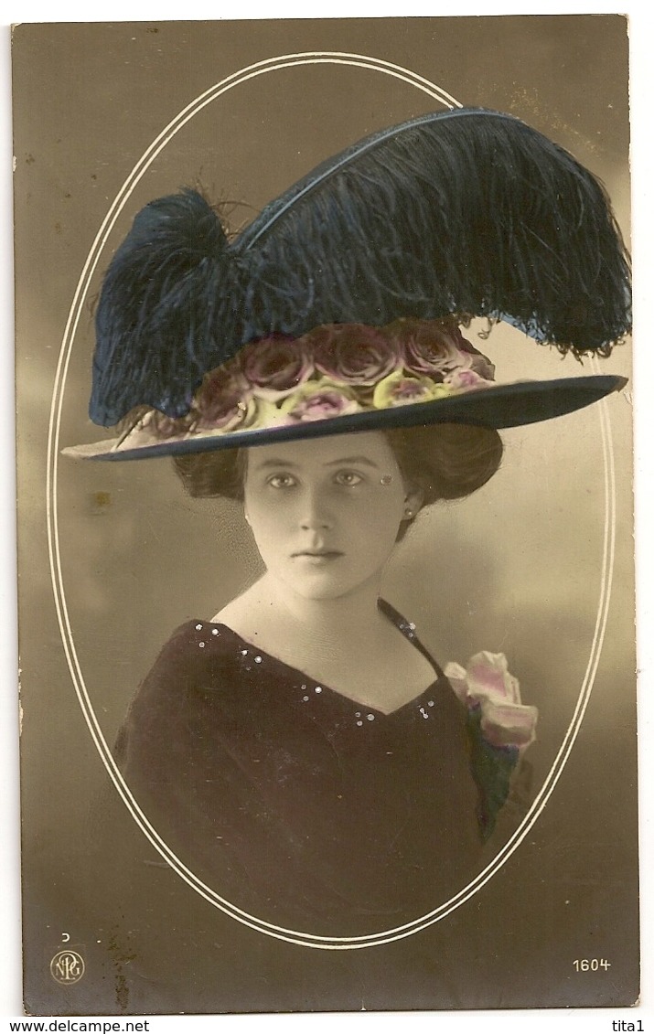 83 -  Jeune Dame Chapeau Extravagant - Mode