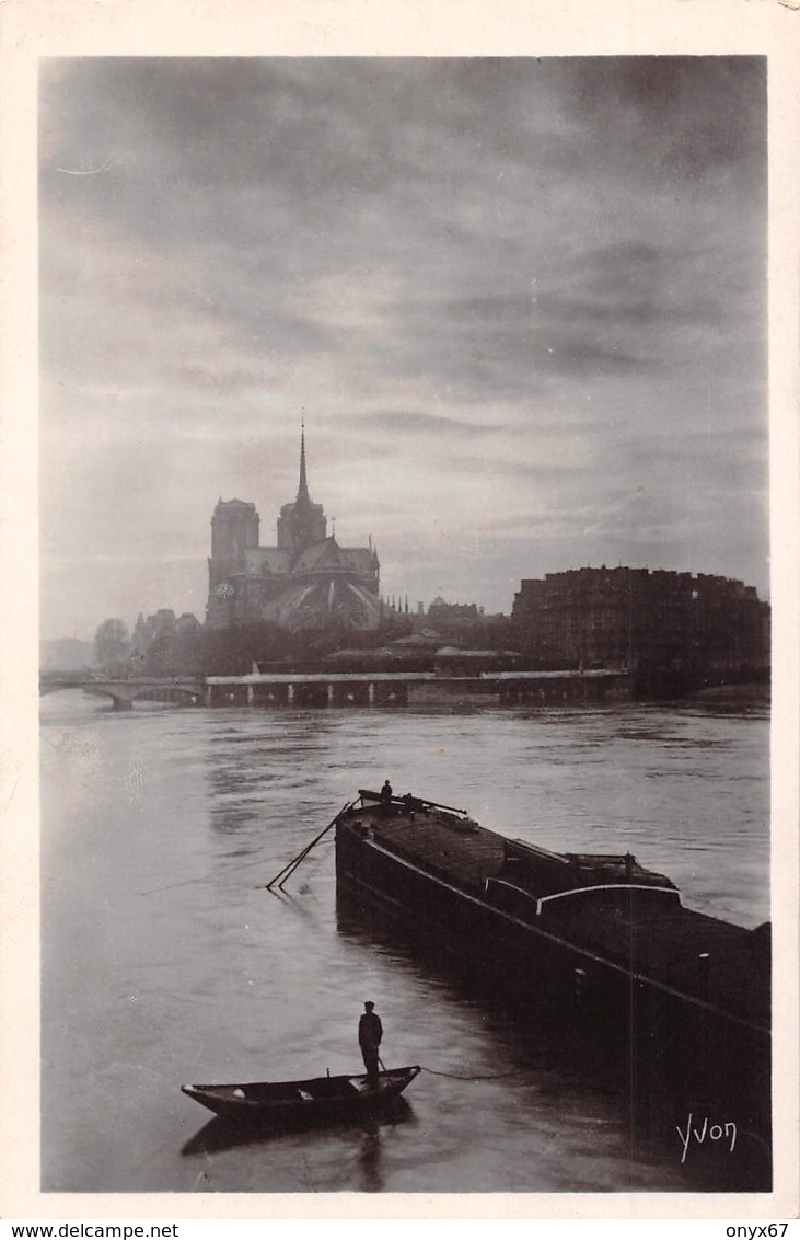 Carte Postale PARIS (75) Cathédrale Notre-Dame 1163-1260 Flèche Tombée 15-04-2019-Religion-Eglise-Bâteau-Péniche - Kerken